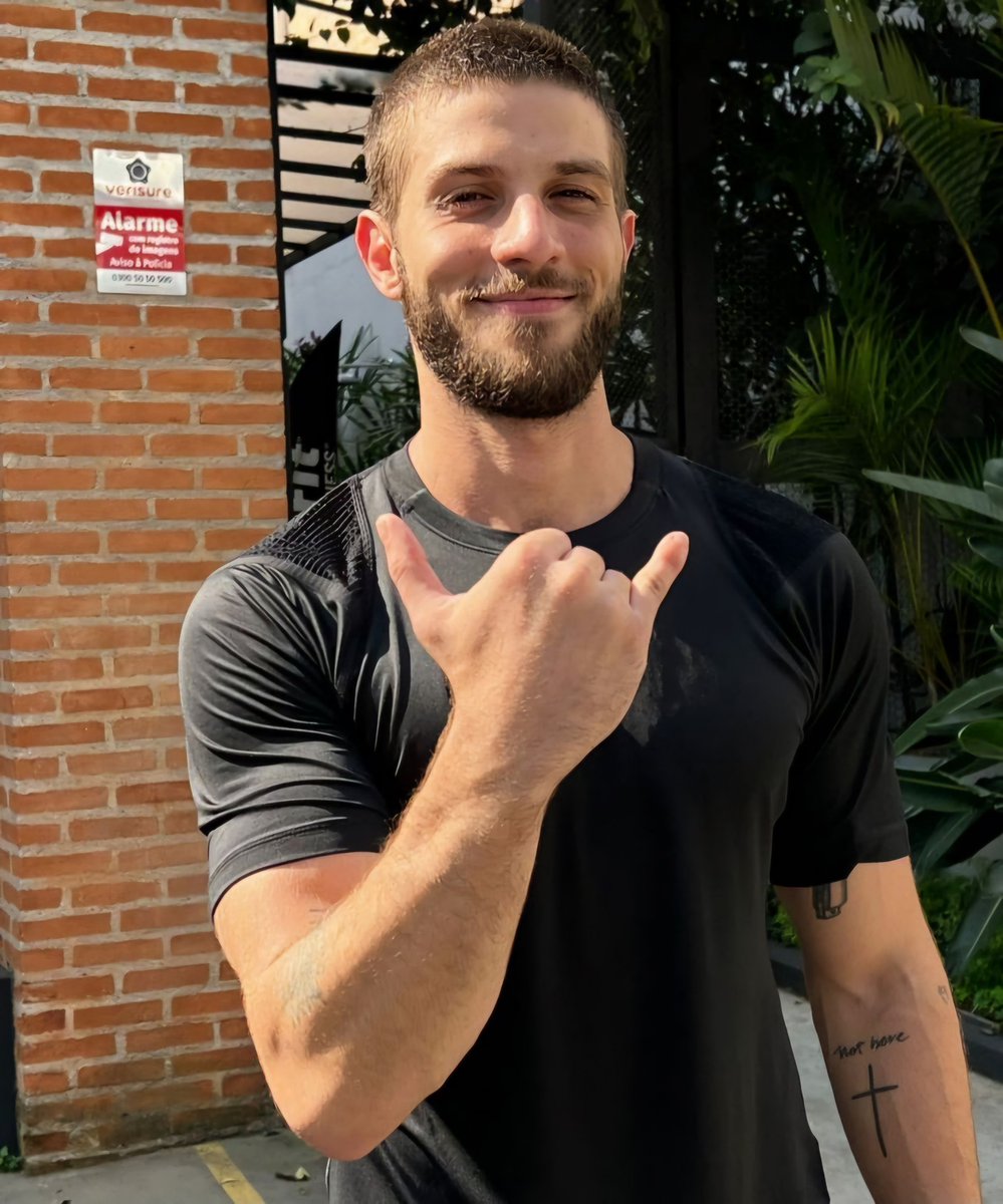 CINEMA505's tweet photo. Chay Suede completa 34 anos. https://t.co/kXu2dgl1ZJ