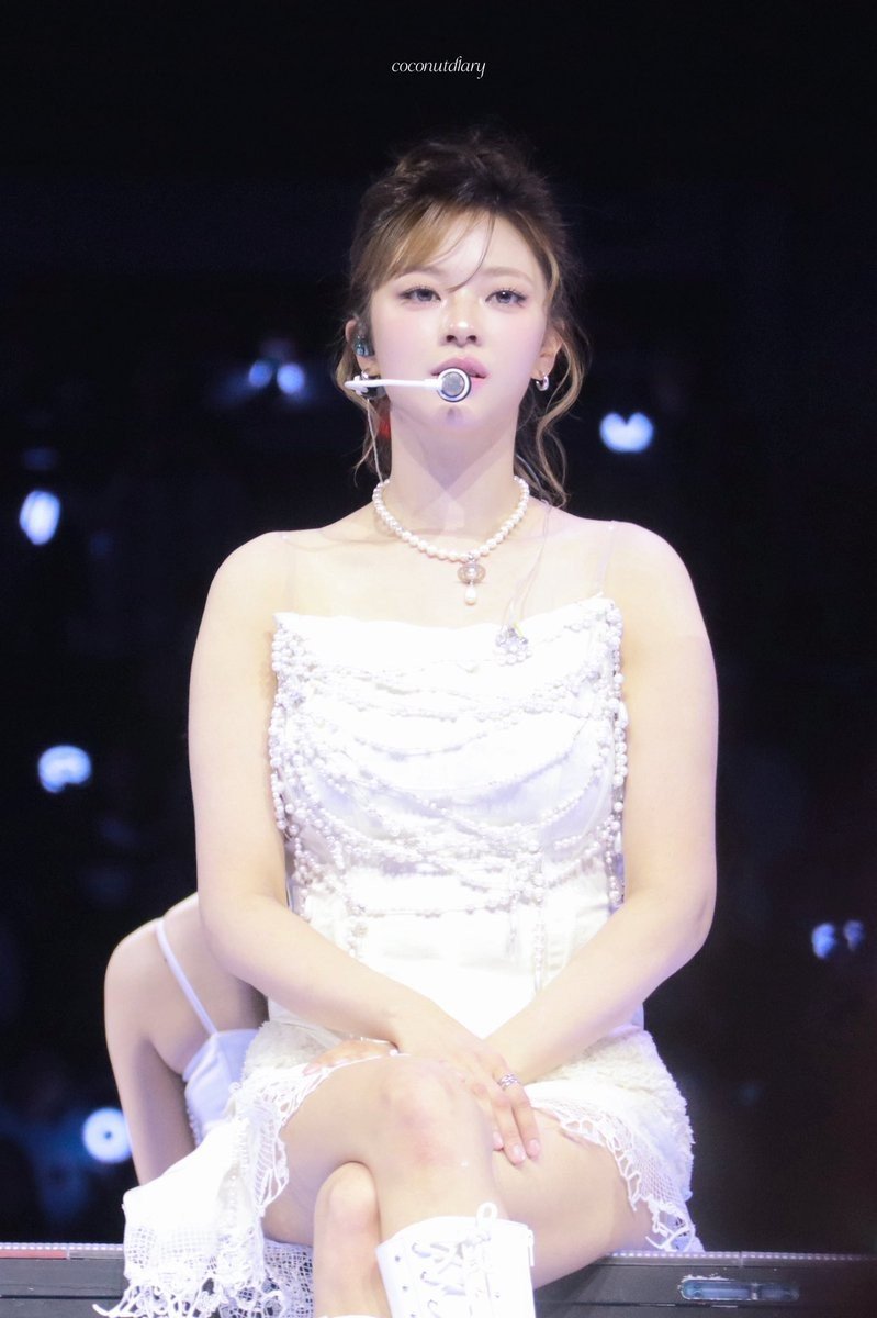 jeongyeonhour's tweet photo. one of Jeongyeon's prettiest goddessest fairest concert photo out there https://t.co/Ni7VKgaX16