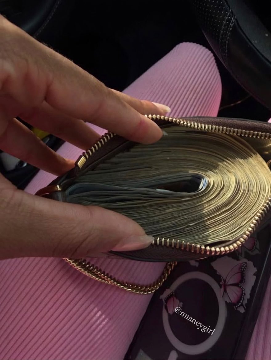 muneygirl's tweet photo. Pretty girls don’t chase money… money chases them 💸✨ https://t.co/wLGCYnkKzf