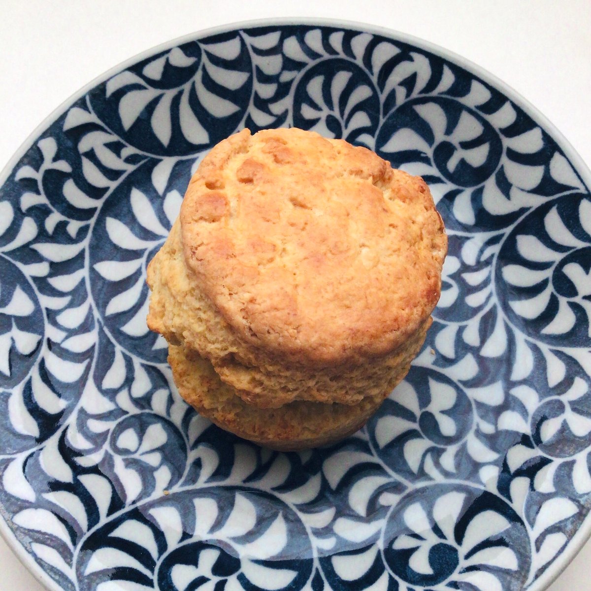 bacanal14's tweet photo. 「Lazy Daisy Bakery」さんのプレーンスコーン食べた。日曜日に通りかかったらスコーンだけ売ってたので購入。なんだろう、派手さはないんだけどめちゃくちゃ美味いな…。食感とか生地の味とか全てがちょうど良いというか…。パサパサ感なし、けど過度にしっとりし過ぎてなくてジャムとバターに合う。 https://t.co/Z2gQsLGMvC