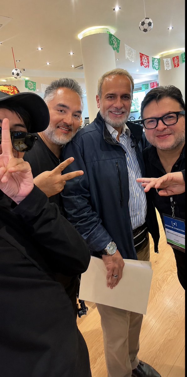Hans2412's tweet photo. Festejando la paliza que le dieron al hocicón @CiroGomezL 

Con nuestro gran Israel Vallarta, mi bro @_VicenteSerrano, mi Dani y su servilleta. https://t.co/p50qB6CR7J