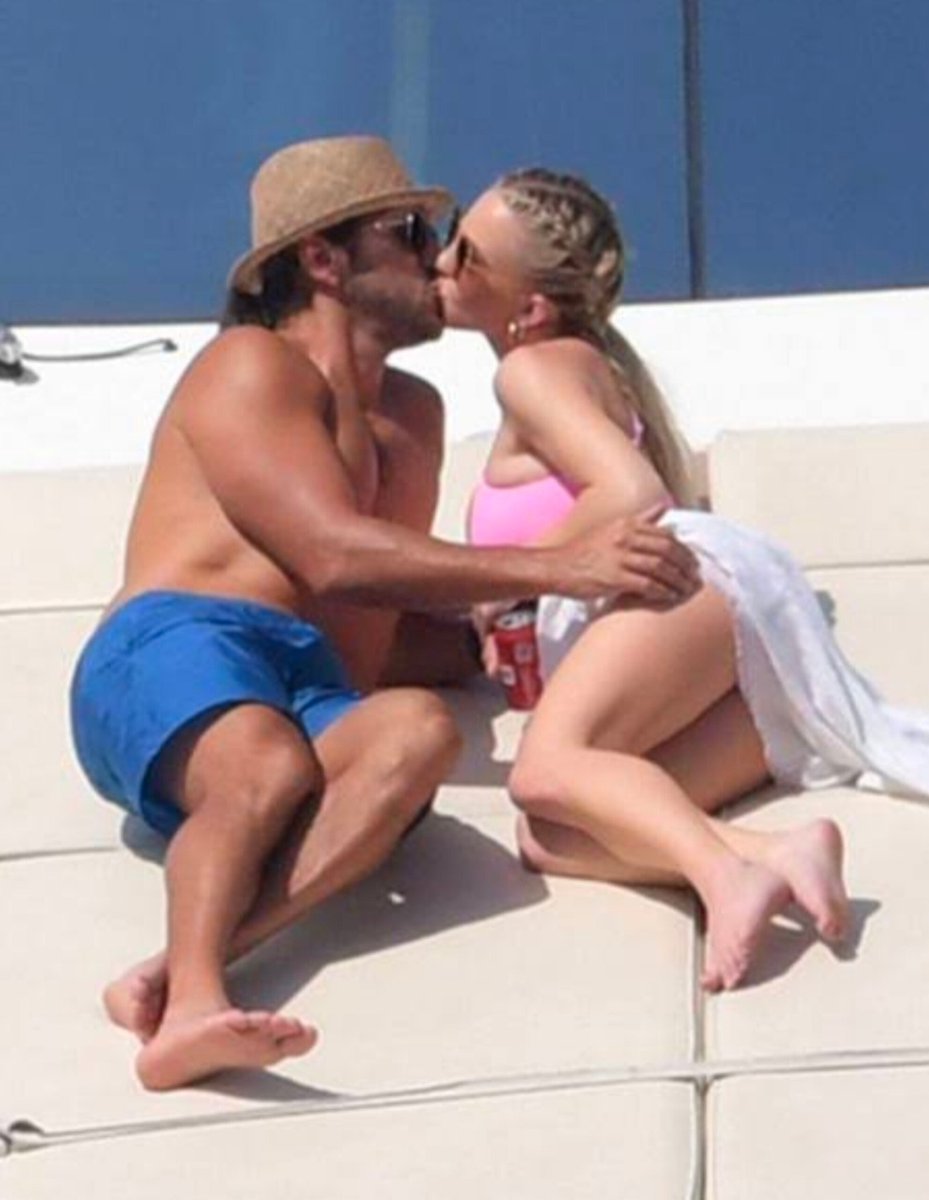 XNinaross_'s tweet photo. Sydney sweeney with her ex boyfriend Jonathan Davino at beach . ( 4K ) https://t.co/lJ7LjIpbCk