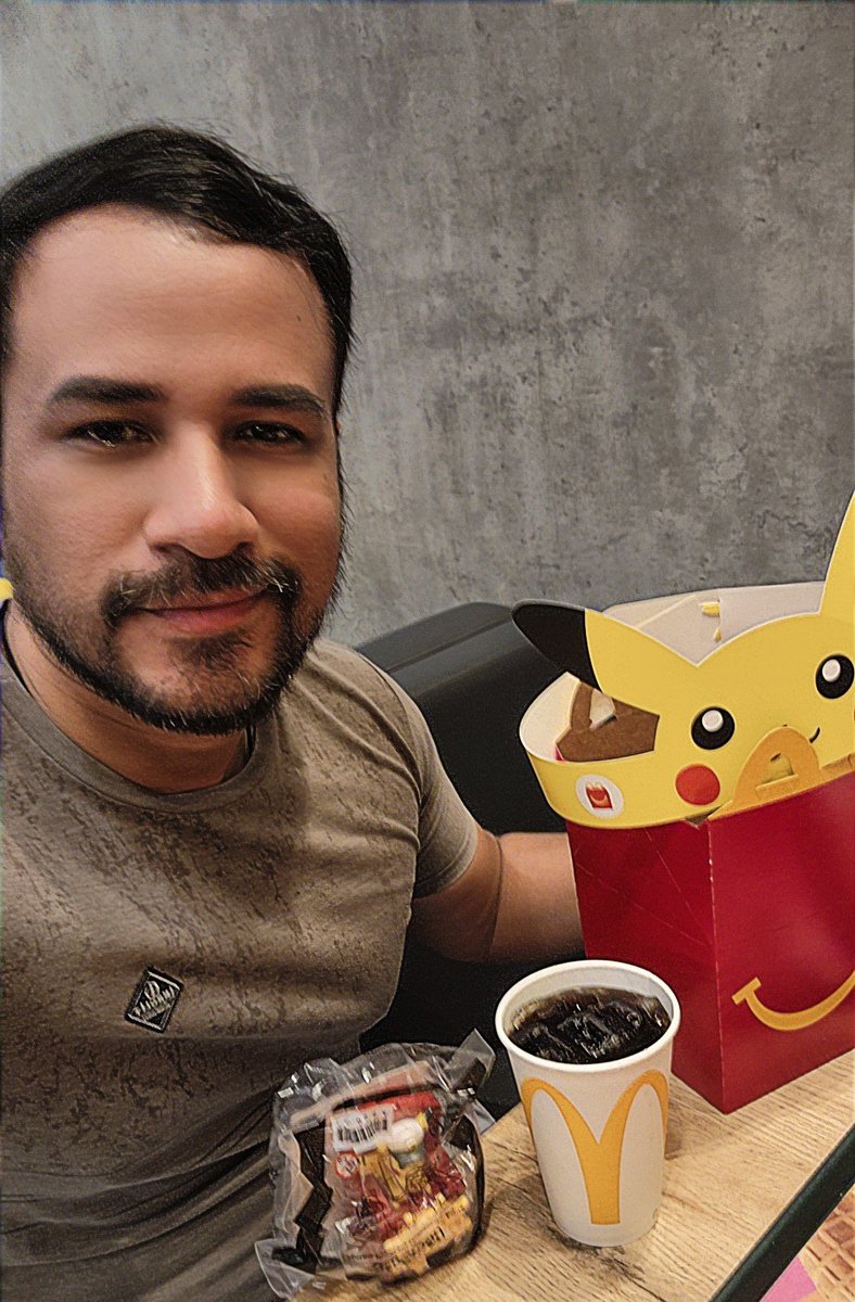 shukram23's tweet photo. Mi niño interior contento con mi cajita feliz 😉
#mcdonalds #saopaulo #brasil https://t.co/HmiVwY45KE