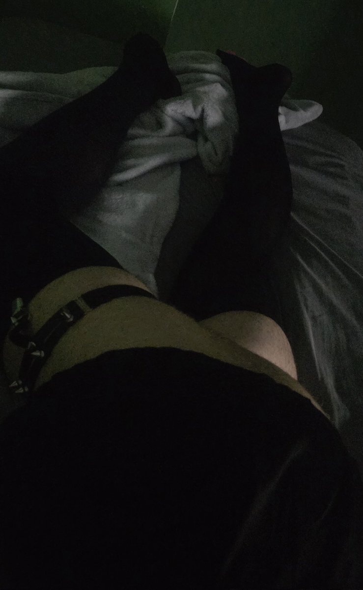 ReddestPanda099's tweet photo. New skirt. Kinda short >///< #femboy #thighs https://t.co/KFcKf6N7ck