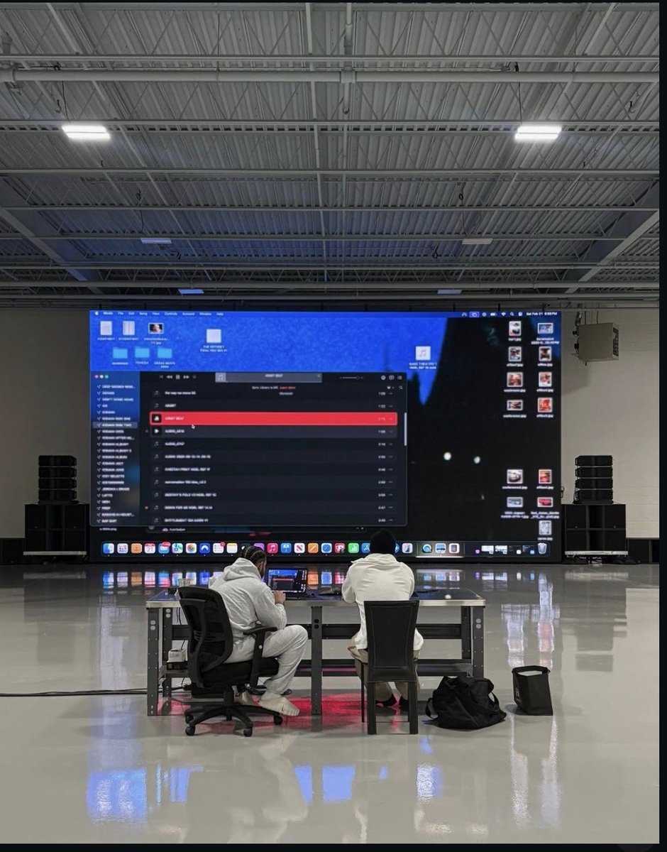 twtbyzone's tweet photo. Leaked photo of Drake previewing new music 😳 https://t.co/h8Pyt0mkCi