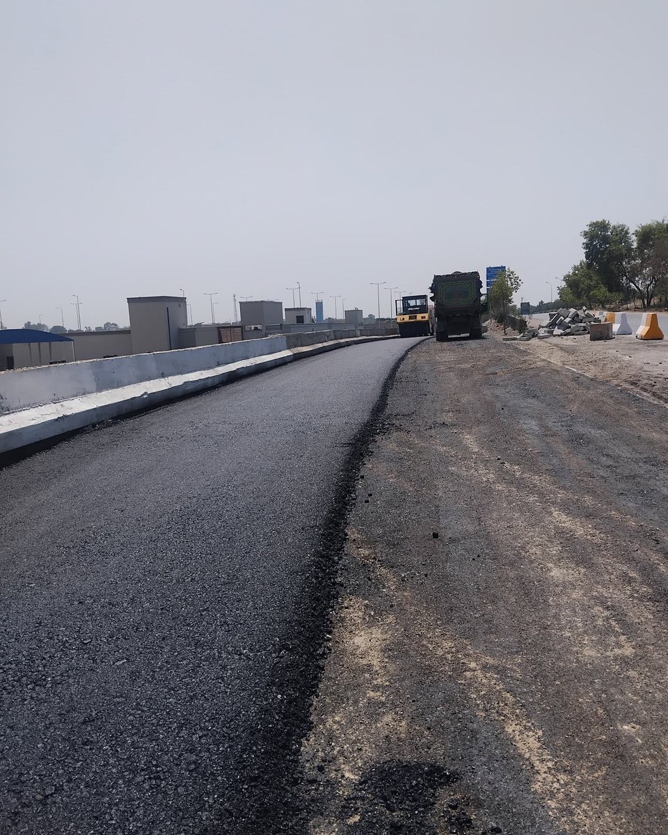 developingpak's tweet photo. The work of the asphalt base course at the entrance of New General Bus Terminal Peshawar is in full swing. 

#Peshawar #KhyberPakhtunKhwa #KP #Pakistan 🇵🇰🇵🇰 https://t.co/gAv15QWZGC