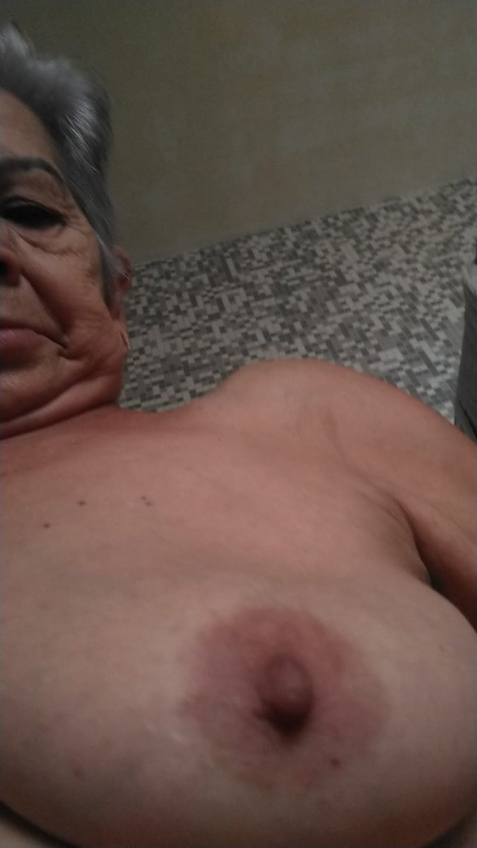 rendonsex1's tweet photo. Hasta las casadas mas abuelas necesitan verga jaja el cornudo del marido dormido y su esposa tan grande y necesita verga https://t.co/55gbJwM5lb