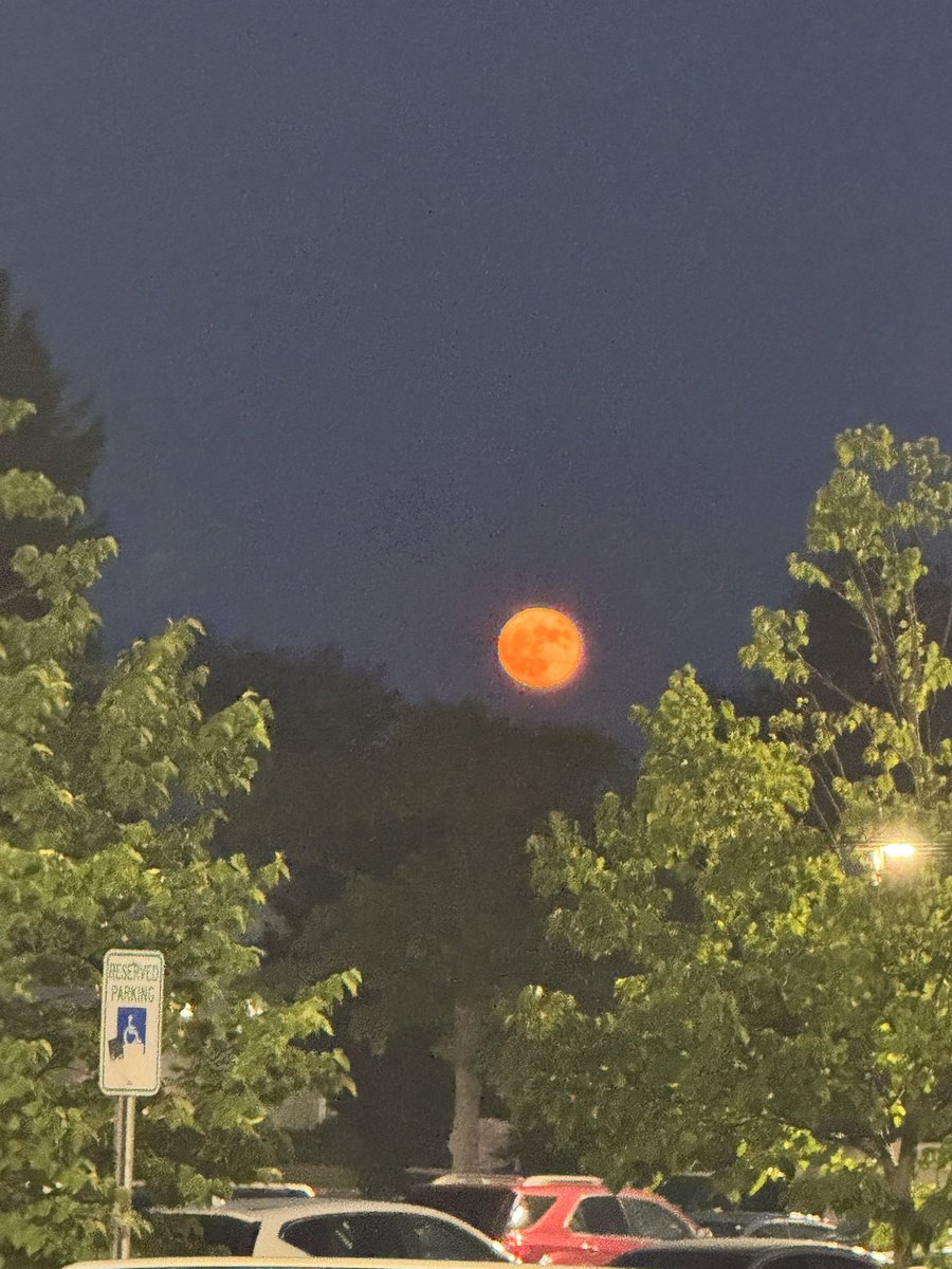 AddisonGreenWX's tweet photo. 👀 🍓 🌙
That full #StrawberryMoon was “living up to its name” earlier tonight!
#JuneFullMoon #LongIsland https://t.co/wLH9amIKNr