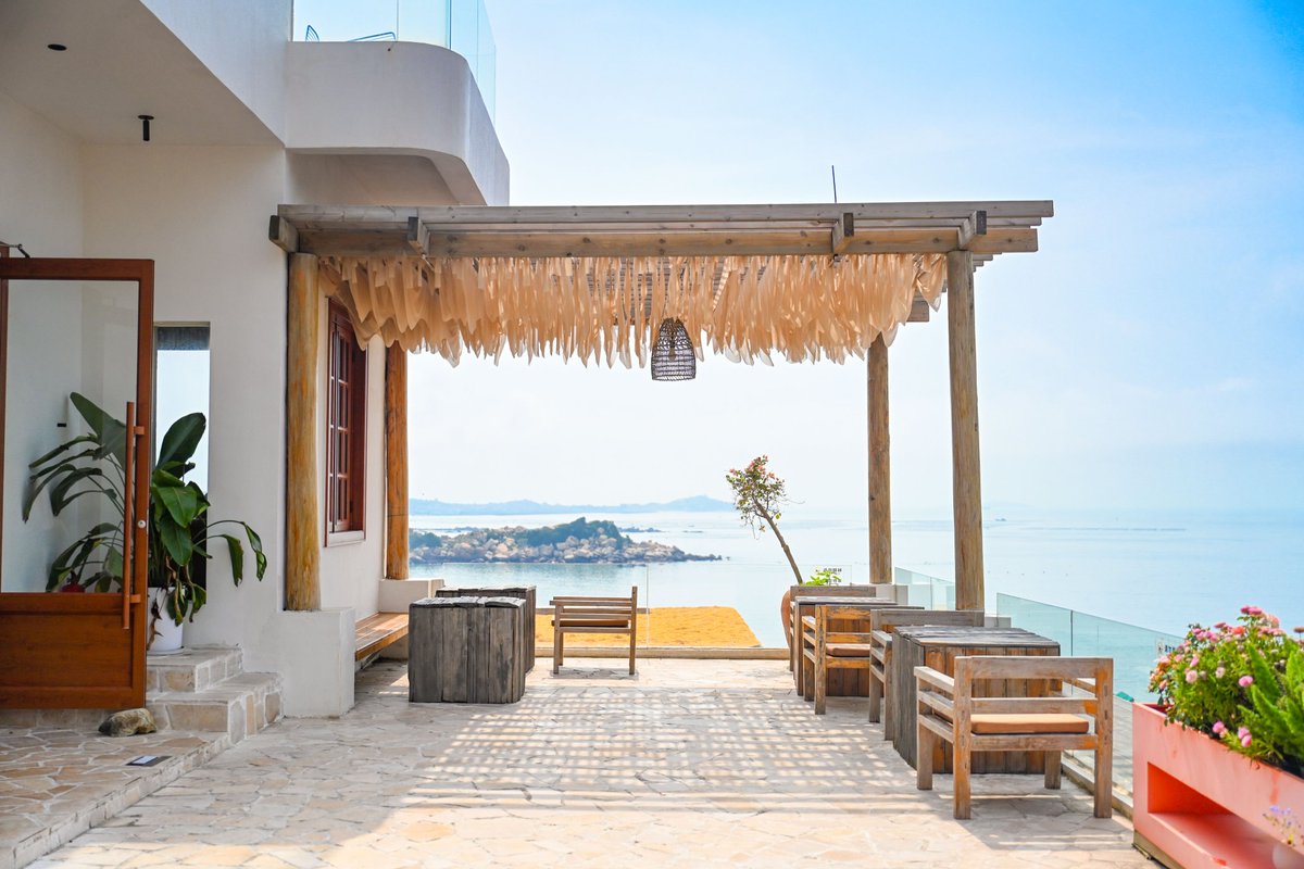 HolaFujian's tweet photo. Walk next door for coffee - Go Back to the Village for Coffee. ☕ Grab a seat on the terrace. 🌄Watch the sun melt into the sea. 🌊That's the Pingtan way! (Photo by Lin Junbin)
#Fujian #Pingtan #coffee #island #lifestyle #tourism
@CGMeifangZhang @salahzhang @zhang_heqing @ZhongBai2020 @consulat_de @CCGBelfast @CGChinaSP @EmbSuarezSalvia @ChinaCG_HH @ChinaEmbinRI @China_Lyon @ChinaEmbSL @SLembassycn @CNinLatvia @ChnConsul_osaka @ChnConsulateNgt @TripInChina @XinhuaTravel