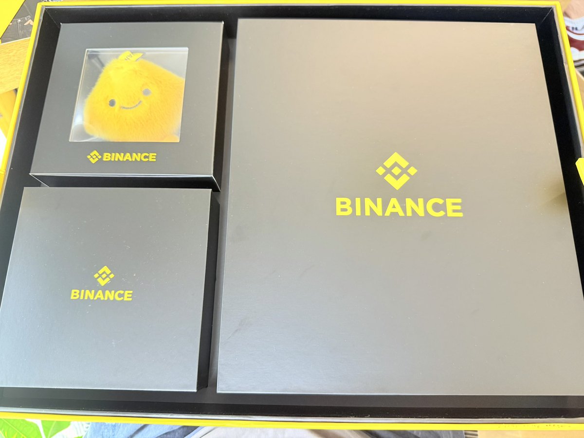 DeFiHR's tweet photo. 币安9周年快乐，周边质量颜值一如既往地高，手动点赞@binance @binancezh https://t.co/Aal2ePqKCY