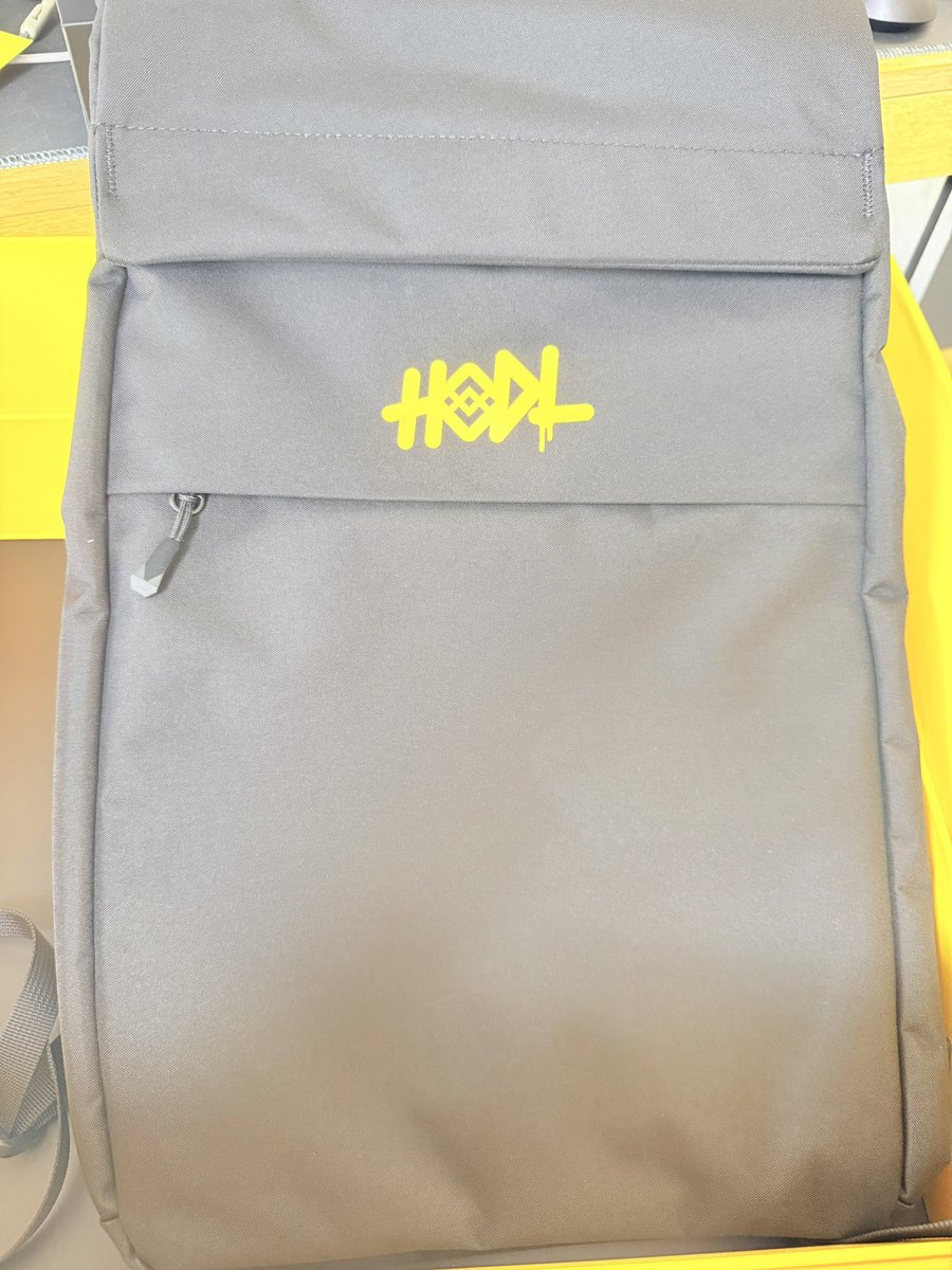 DeFiHR's tweet photo. 币安9周年快乐，周边质量颜值一如既往地高，手动点赞@binance @binancezh https://t.co/Aal2ePqKCY