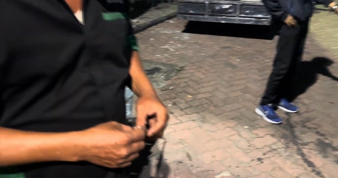 ArissaVanta's tweet photo. Salah satu moment aneh bin ajaib di Surabaya. Tiba2 disamperin bapak2 kirain mau ngobrol aja eh malah di jodohin😑
👨bapak2 : "udah punya pasangan?" 
👩Vanta : "hah? belom sih"
👨bapak2 : "Wah kebetulan, dia juga tuh (sepatu biru) namanya mas bla bla bla"
👩Vanta :"Oh, haha🧍"
🦗 https://t.co/dcj092dr5F