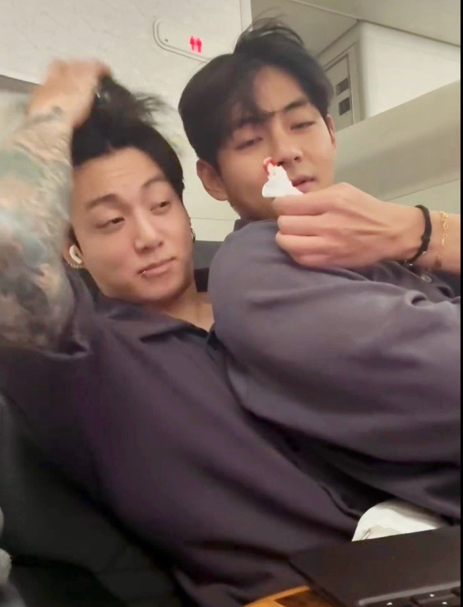 kgkoomi's tweet photo. 'direct ahh to dihh contact' i mean where? he was just leaning his back on jungkook while sitting on the armrest 😭 https://t.co/mc82uNBdjx