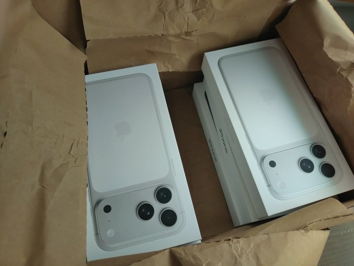 achieving_fire's tweet photo. 久々の投稿
今回の買取は初の買取楽園

iPhone17 Pro Max 256GB 横流し

 本体価格：194,800円
 買取価格：201,000円
 手数料：0円
 送料：0円（キャンペーン適用）
 台数：6台

見込み利益は 37,200円

あとは発送・査定が問題なく完了すれば利益確定

iPhone転売で利益出るの初めてです https://t.co/wEV65baejV