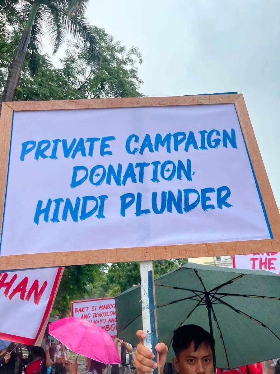 LamparaProject's tweet photo. Yung inilagay mo pa sa placard yung kabobohan mo at inirampa mo pa sa EDSA para makita ng mga pinerwisyo mong commuters. 🧠🤏😒 https://t.co/QwiQhv4Xzc