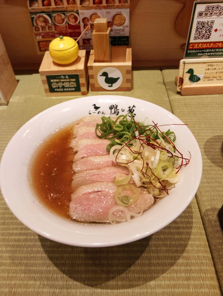 Yukimasa_ginga's tweet photo. #らぁ麺鴨と葱 
#飲める親子丼 
飲める親子丼に興味があって
来てみた。
個人の感想ですが
甘過ぎる。

麺も微妙で
鴨も微妙だった。
葱は２種類選べる
葱とスープは美味かった。
テーブルの材質を畳とは
センスを感じた。
リピートは
無いかな。 https://t.co/EPLhrK1WQA