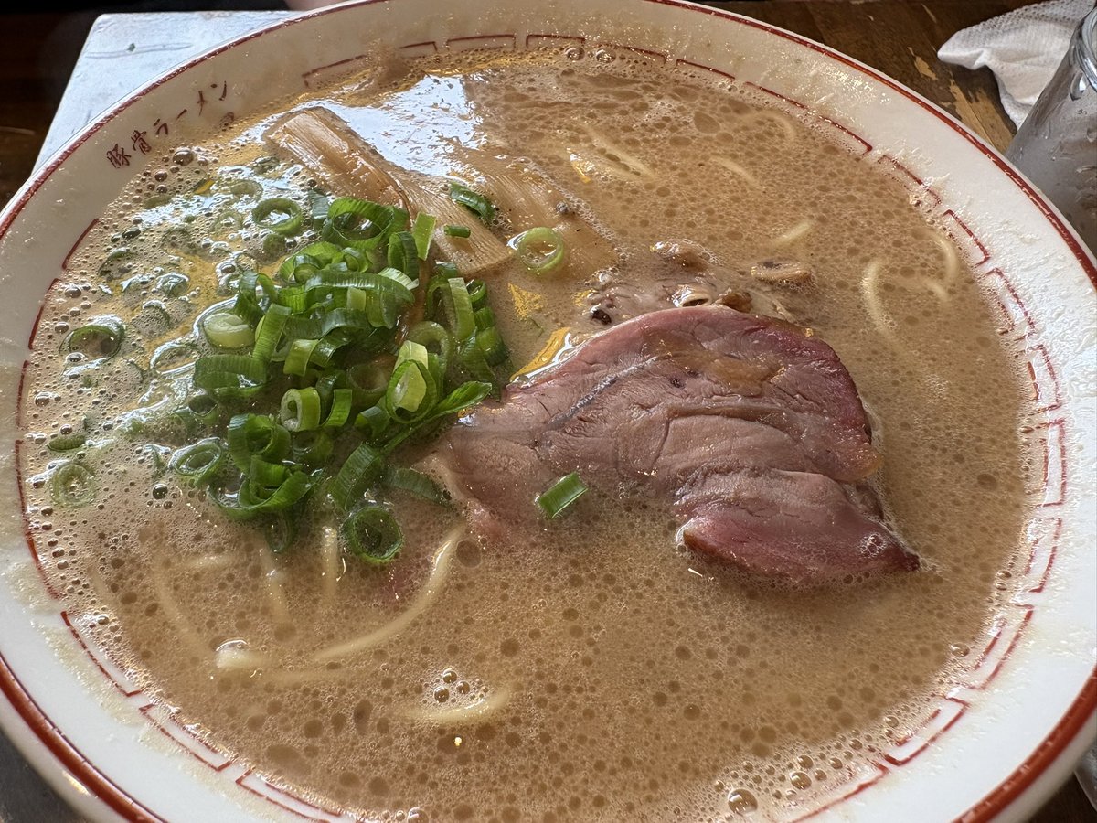 9914Hide's tweet photo. 豚骨ラーメン開王  八王子
皿豚骨
つれの豚骨ラーメン

ブラックな有給を利用して行きたかったこちらに😂
今話題ののお店ですね🎶

お店に入って豚骨の匂いがたまらん🤤皿豚骨は返しと豚骨が上手く混ざっていて美味しかったです😋
ラーメンも美味しかった

ご馳走様でした🙏 https://t.co/ZdyrJywLBQ