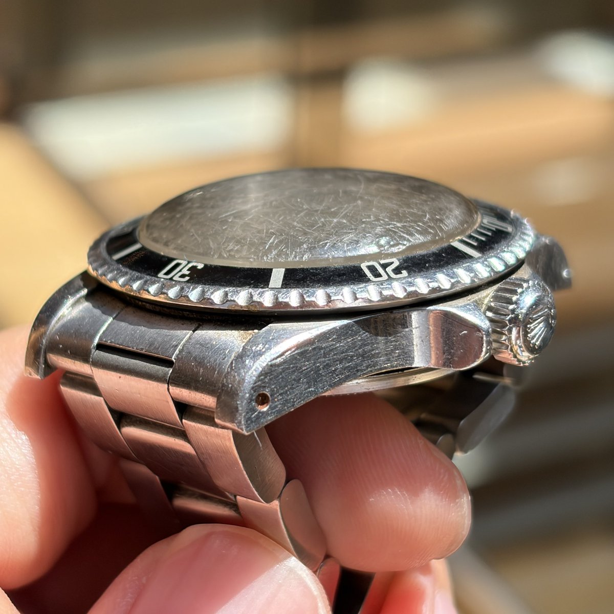 carese's tweet photo. 初い時計シリーズ、今回はこれ以上初いのを探すのはなかなか難しいと思われる、ロレックス・Ref.5513・サブマリーナのご紹介です。この画像を撮影したのが約1カ月前、オーバーホールとケース・ブレス洗浄、そして風防交換だけを行い、本日当店に到着して参りました。ヴィンテージウォッチの価値として、使用感が無いことを理由に、未使用品やNOSというものが存在しますが、このサブはそういう指標では語れない美しさがあると思います。販売開始の際は、現在の姿を撮影して、改めてお知らせ致します。