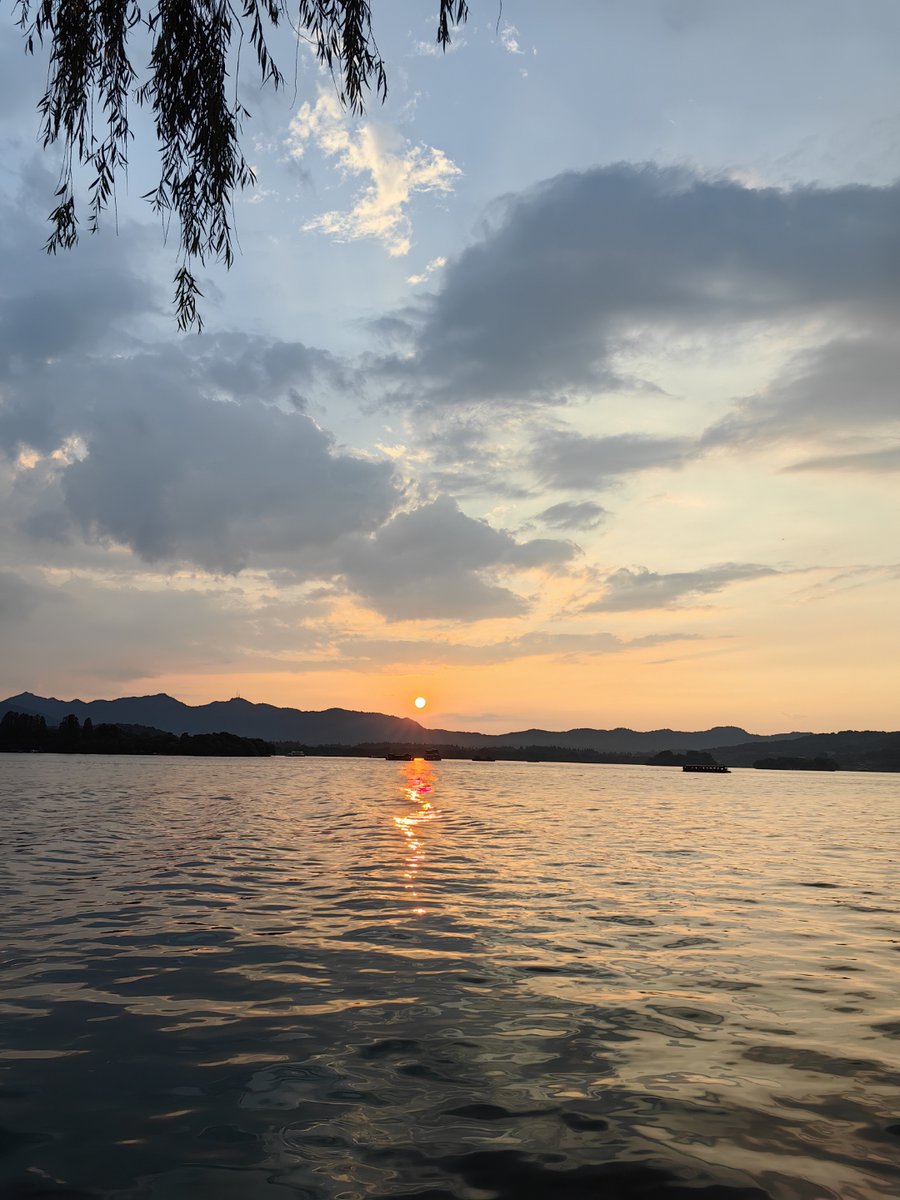 arty_a87464's tweet photo. [Campus Photography Club’s weekend outing! Captured stunning sunset at West Lake u0026 shared editing tips. New members welcome—join our next shoot this Saturday!]， https://t.co/sZVNwrZywV