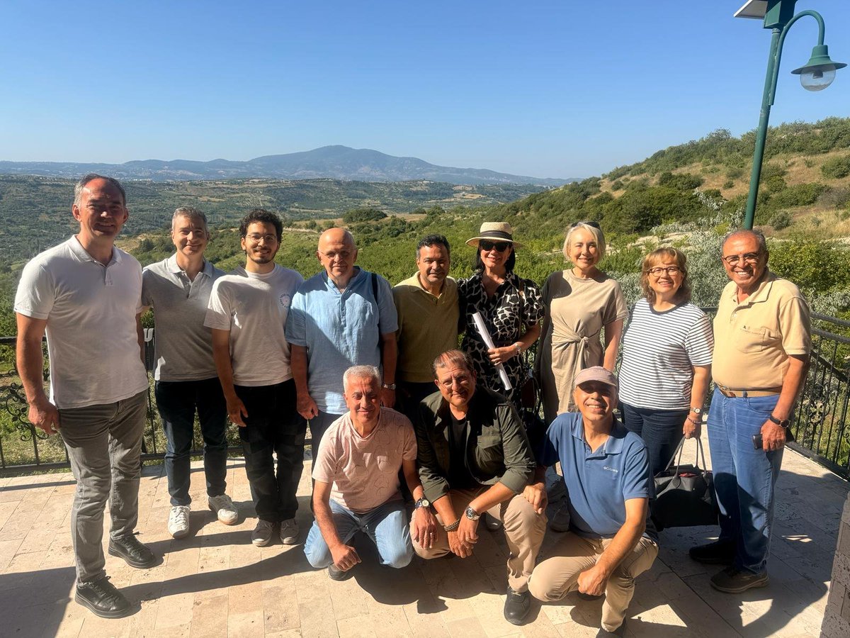 HarpCografyasi's tweet photo. 23 Haziran 2026'da Manisa Demirci'de @yvzah @SMenakay @pinarayhanodz ve @hakan_evrensel gibi birbirinden değerli katılımcılarla bir söyleşi gerçekleştirdik. Öncesiyle sonrasıyla Demirci Akıncıları'nı, İbrahim Ethem Bey'i, Parti Pehlivan'ı, Gòrdesli Makbule'yi, Halil Efe'yi konuştuğumuz panel öncesinde de Sarıçayır mevkiinde Demirci Kaymakamlığı, Belediyesi ve Demirci Akıncıları Derneği tarafından yaptırılan Gördesli Makbule - Halil Efe anıt mezarının açılışı gerçekleşti. 
Filmlere, dizilere konu olması gerekirken hakkında kimsenin bilgi sahibi olmadığı "Demirci Akıncıları" konusunda biz de ödevlerimizi not ettik. Ahmet Yavuz Paşam cok güzel bir gezi güncesiyle açılışı yapmış. Serra Menekay zaten "Gördesli Makbule ve Demirci Akıncıları" romanıyla erken bir başlangıç yapmıştı. Ben de buradan yakın zamanda Görsel Tarih kanalımız için çekeceğimiz Demirci Akıncıları belgeselinin müjdesini vereyim.
O güne kadar sizleri saydığım bu degerli isimlerle yaptığımız söyleşinin kaydıyla başbaşa bırakayım. Biz konuşurken çok keyif aldık. Umarım izlerken siz de aynı hazzı alacaksınız.⬇️
https://t.co/Oe53Q7Ylja
Bu güzel etkinlik için, ama dahası, Kuvayi Milliye'nin aziz hatırasına sahip çıktıkları için Demirci Akıncıları Derneği'ne, Demirci eski kaymakamı sayın Atilla Kantay'a, Demirci Kaymakamı sayın Fatih Bayram'a, Demirci Belediye Başkanı sayın Erkan Kara'ya ve salonu dolduran Demirci halkına, misafirperverliği için sayın @serifizgoren 'e, Demirci Bahçesi'nden Mustafa Bey'e, son Demirci Akıncısı sayın Mustafa Gül'e en içten teşekkürlerimi sunuyorum.