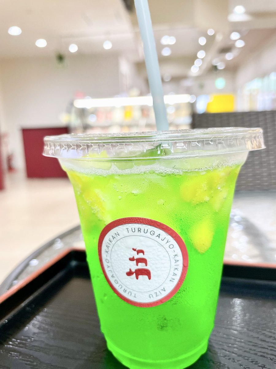 見て、飲んで、気分爽快☀️ パイン×メロンソーダ❣️ シュワシュワ