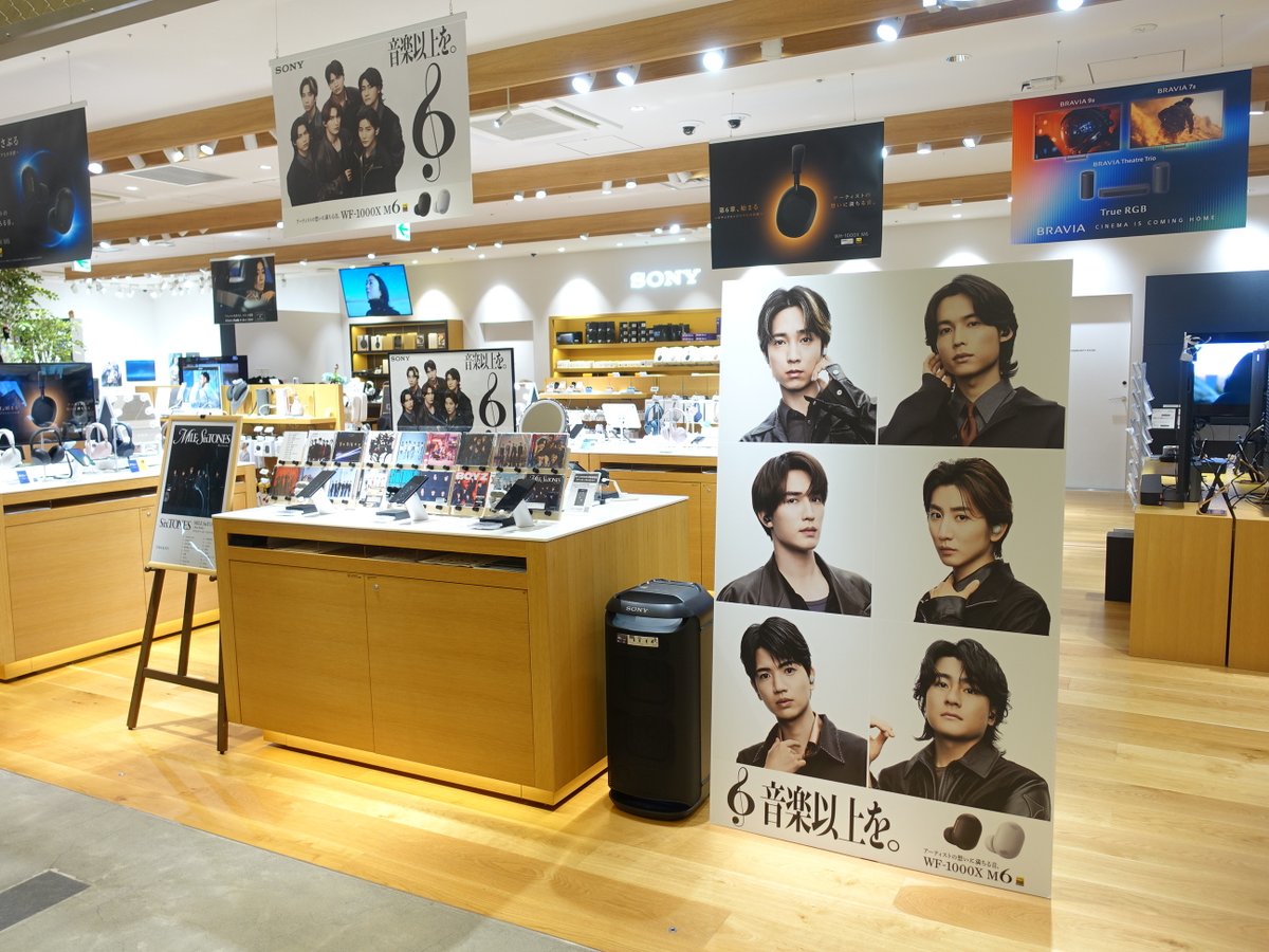 LOVEMUSICSonyJp's tweet photo. ／
7月16日（木）まで📣
＼

ソニーストア(銀座・札幌・名古屋・大阪・福岡天神)ではSixTONES出演『WF-1000XM6』新CMのビジュアル・CM映像を通じて、グループや楽曲の魅力をより深く感じられる特設コーナーを開設しています✨

SixTONESの音楽の軌跡を高音質でご体感ください。 https://t.co/XNzNywdNSs