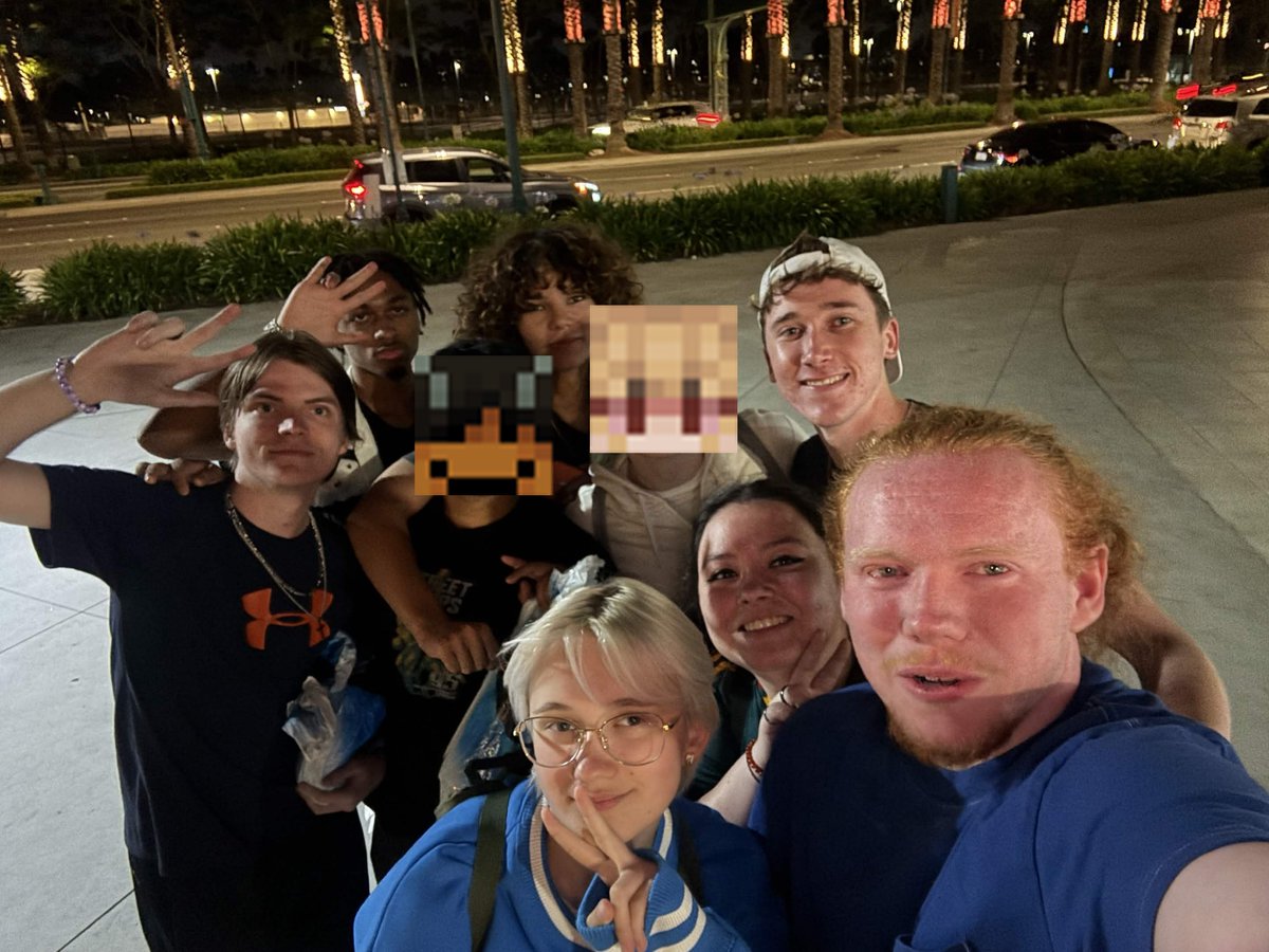 Liam1saginger's tweet photo. Vidcon 26 was gen the most fun I've had on a trip, and it was all because of these guys! Ty to everyone that I met for making this experience awesome.

Most importantly, ty to BRNX for being the best group ever, yall are gen family and I love you guys so much. 🧡See ya in 27! https://t.co/mmHHkUs02i