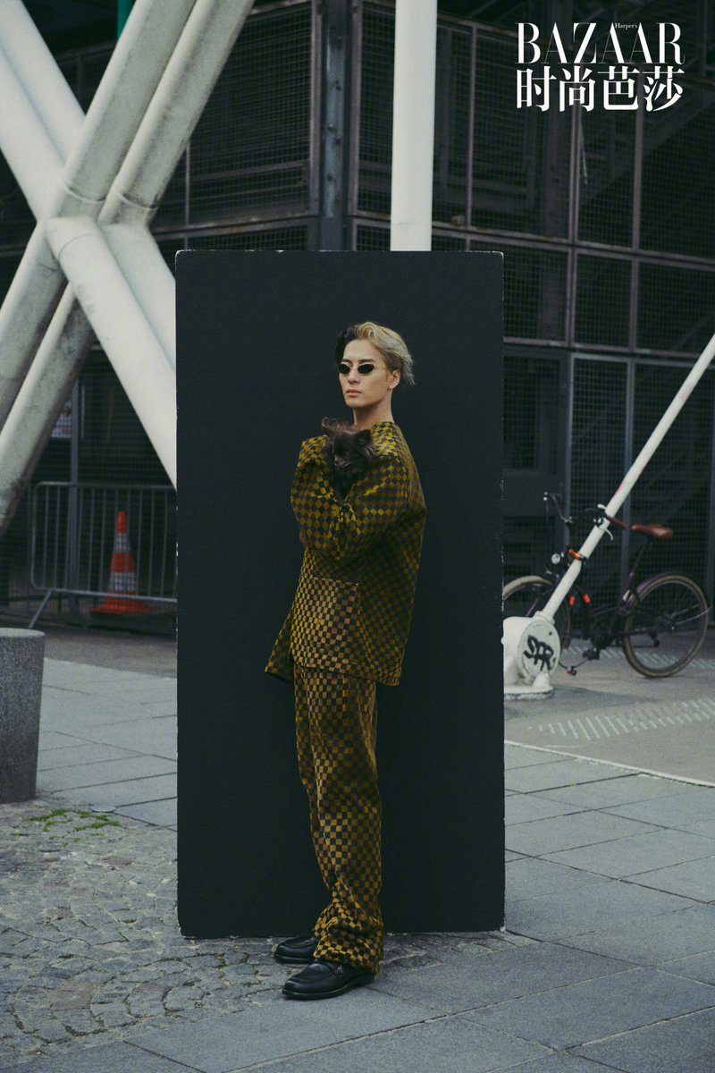 zmin60091's tweet photo. His unique temperament perfectly interprets the spirit of Louis Vuitton.🔥
 #LVMenSS27 #LouisVuitton #JacksonWang https://t.co/kR9AOP1L3b
