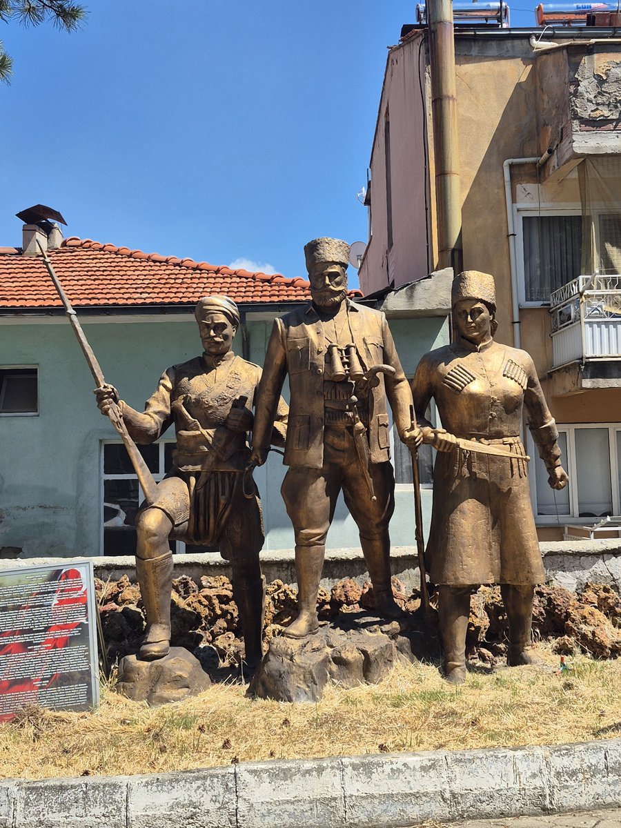HarpCografyasi's tweet photo. 23 Haziran 2026'da Manisa Demirci'de @yvzah @SMenakay @pinarayhanodz ve @hakan_evrensel gibi birbirinden değerli katılımcılarla bir söyleşi gerçekleştirdik. Öncesiyle sonrasıyla Demirci Akıncıları'nı, İbrahim Ethem Bey'i, Parti Pehlivan'ı, Gòrdesli Makbule'yi, Halil Efe'yi konuştuğumuz panel öncesinde de Sarıçayır mevkiinde Demirci Kaymakamlığı, Belediyesi ve Demirci Akıncıları Derneği tarafından yaptırılan Gördesli Makbule - Halil Efe anıt mezarının açılışı gerçekleşti. 
Filmlere, dizilere konu olması gerekirken hakkında kimsenin bilgi sahibi olmadığı "Demirci Akıncıları" konusunda biz de ödevlerimizi not ettik. Ahmet Yavuz Paşam cok güzel bir gezi güncesiyle açılışı yapmış. Serra Menekay zaten "Gördesli Makbule ve Demirci Akıncıları" romanıyla erken bir başlangıç yapmıştı. Ben de buradan yakın zamanda Görsel Tarih kanalımız için çekeceğimiz Demirci Akıncıları belgeselinin müjdesini vereyim.
O güne kadar sizleri saydığım bu degerli isimlerle yaptığımız söyleşinin kaydıyla başbaşa bırakayım. Biz konuşurken çok keyif aldık. Umarım izlerken siz de aynı hazzı alacaksınız.⬇️
https://t.co/Oe53Q7Ylja
Bu güzel etkinlik için, ama dahası, Kuvayi Milliye'nin aziz hatırasına sahip çıktıkları için Demirci Akıncıları Derneği'ne, Demirci eski kaymakamı sayın Atilla Kantay'a, Demirci Kaymakamı sayın Fatih Bayram'a, Demirci Belediye Başkanı sayın Erkan Kara'ya ve salonu dolduran Demirci halkına, misafirperverliği için sayın @serifizgoren 'e, Demirci Bahçesi'nden Mustafa Bey'e, son Demirci Akıncısı sayın Mustafa Gül'e en içten teşekkürlerimi sunuyorum.