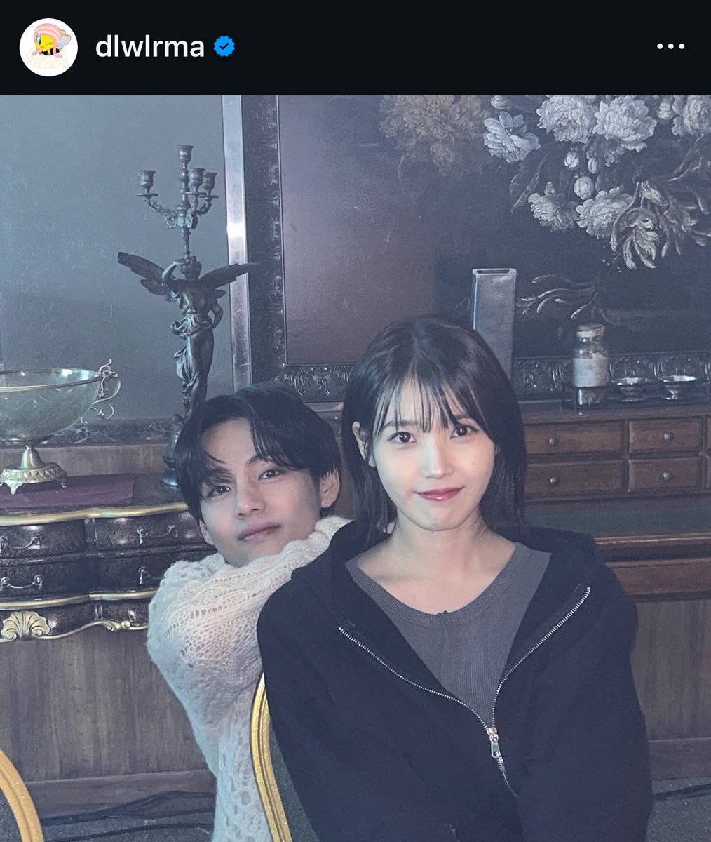 Hourlytaehyungi's tweet photo. how she posted him                 how he posted her https://t.co/PCWVqrl2WW