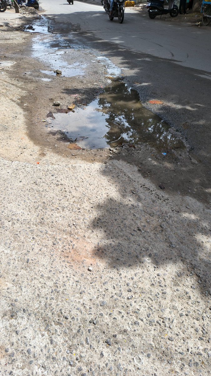 jitinonline's tweet photo. @HMWSSBOnline @hmwssbgmom15 @Hmwssbdgmchdngr @hmwssbmgrmiypur @HMWSSBOnline @MDHMWSSB  
🚨Water leakage from 6 months every
The leak is still not resolved.
Despite the city facing water shortage, the water board is not concerned about water leaking daily.
@TelanganaToday @NewsMeter_In @DeccanChronicle @the_hindu https://t.co/baW3xOgjDa