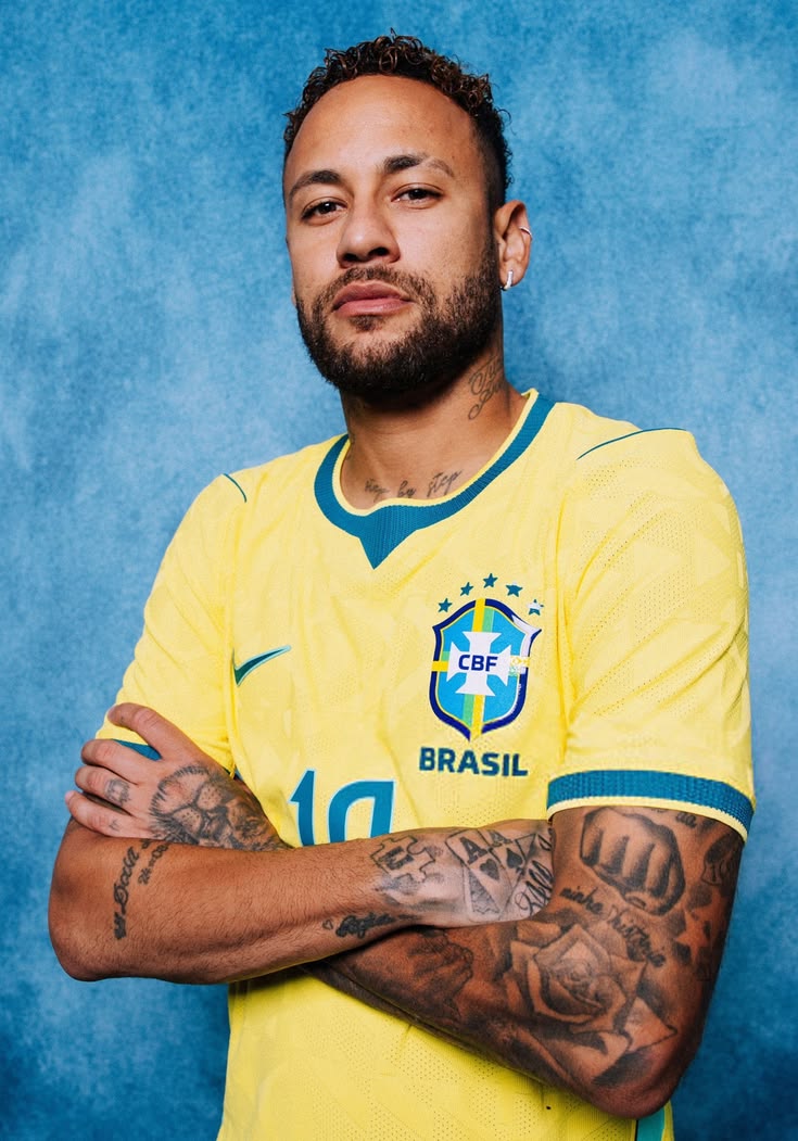 1MDAR1's tweet photo. 🚨 نيمار يواصل السخرية من الخبير الألماني يواكيم كليمنت 😂🇧🇷

كليمنت، المعروف بتوقعه الصحيح لأبطال كأس العالم 2014 و2018 و2022، كان قد توقع خروج البرازيل أمام اليابان في دور الـ32، كما رشّح هولندا للتتويج بلقب مونديال 2026.

البرازيل تأهلت إلى دور الـ16، فيما ودّعت هولندا البطولة من دور الـ32، لتسقط أبرز توقعات كليمنت.

🗣️ نيمار: "السيد يواكيم كليمنت... حاول مجددًا في كأس العالم المقبلة 😉" 😂🔥