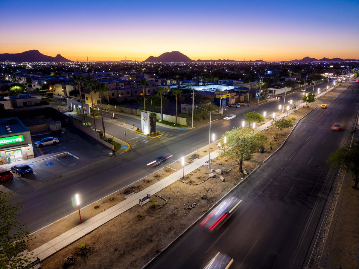 tonoastiazaran's tweet photo. ¡Con el #PresupuestoCRECES Hermosillo cambia para bien! 🙌🏼

Las vecinas y vecinos votaron el año pasado ☑️ y hoy la obra que pidieron es una realidad. 🤩 Entregamos los camellones del Blvd. Olivares con andadores, bancas y 36 bolardos Camina Segura. 💡✨

Seguiremos plantando más árboles para que este espacio crezca verde y entregando más obras elegidas por la comunidad. 💪🏼🌳

#TransformandoHermosillo