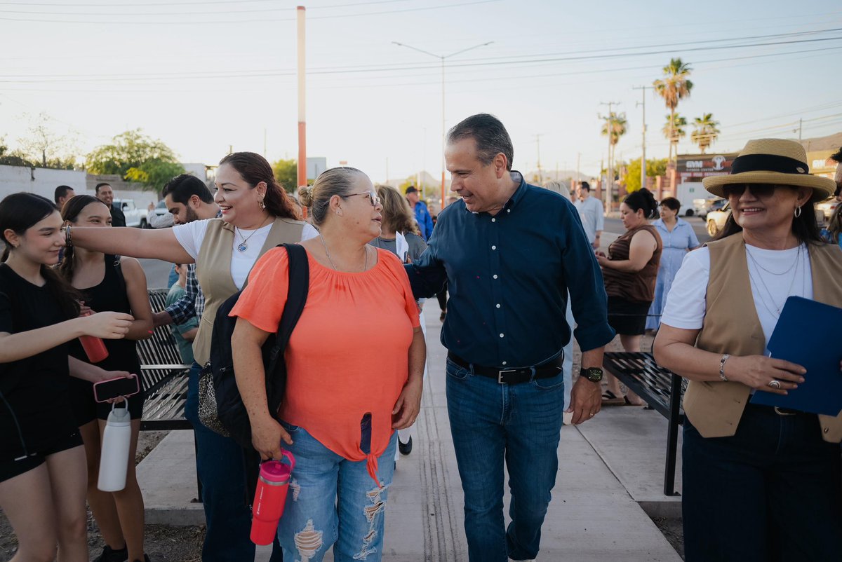 tonoastiazaran's tweet photo. ¡Con el #PresupuestoCRECES Hermosillo cambia para bien! 🙌🏼

Las vecinas y vecinos votaron el año pasado ☑️ y hoy la obra que pidieron es una realidad. 🤩 Entregamos los camellones del Blvd. Olivares con andadores, bancas y 36 bolardos Camina Segura. 💡✨

Seguiremos plantando más árboles para que este espacio crezca verde y entregando más obras elegidas por la comunidad. 💪🏼🌳

#TransformandoHermosillo