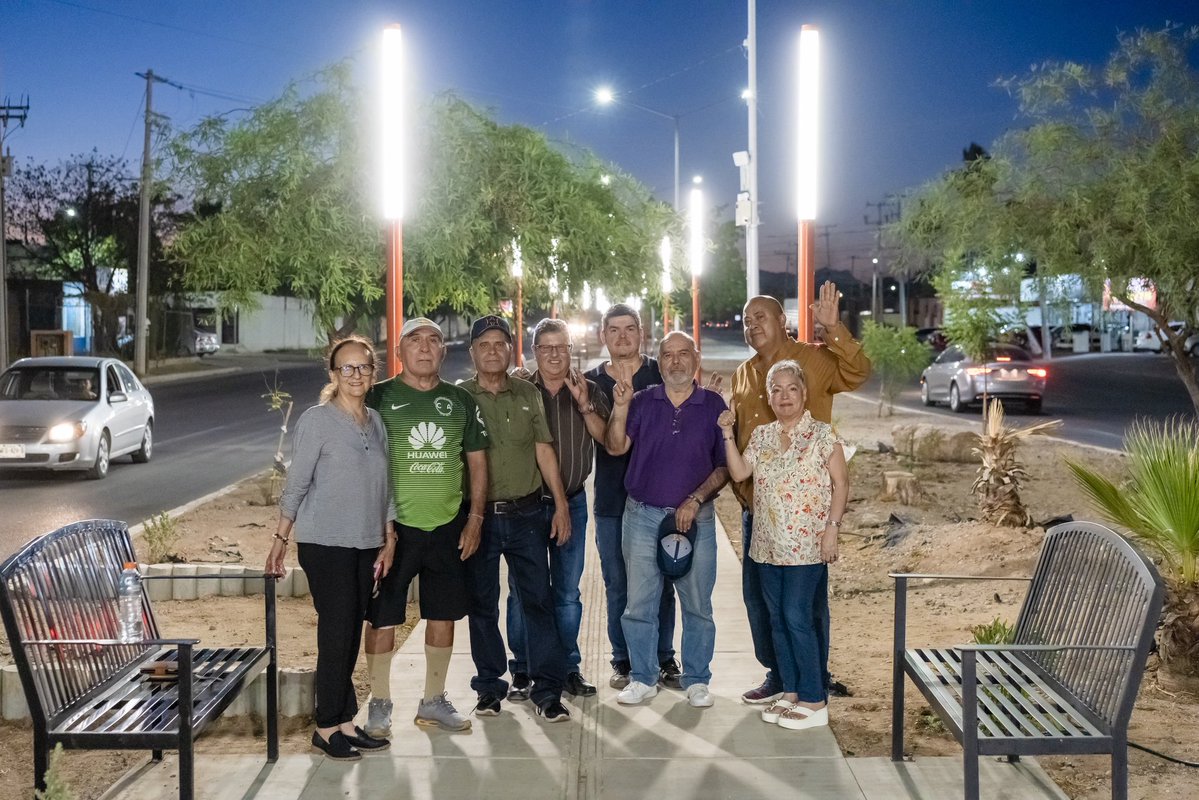tonoastiazaran's tweet photo. ¡Con el #PresupuestoCRECES Hermosillo cambia para bien! 🙌🏼

Las vecinas y vecinos votaron el año pasado ☑️ y hoy la obra que pidieron es una realidad. 🤩 Entregamos los camellones del Blvd. Olivares con andadores, bancas y 36 bolardos Camina Segura. 💡✨

Seguiremos plantando más árboles para que este espacio crezca verde y entregando más obras elegidas por la comunidad. 💪🏼🌳

#TransformandoHermosillo