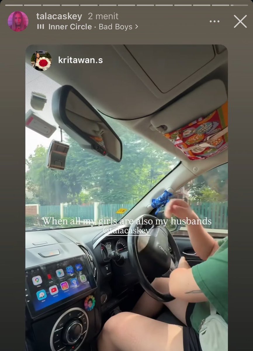 hyunnebunnie's tweet photo. FINALLY TEKA TEKI JOSS PERGI PAKE MOBIL SIAPA WAKTU ITU BISA TERPECAHKAN HARI INI😭😭

Ternyata pake mobil mamaknya Gawin😭
WOYY NGEDATE PAKE MOBIL PUNYA ORANG TUA TUH MAKSUDNYA APA YA BANG😭😭

#JossGawin #จอสกวิน https://t.co/QnFXLR4D8C