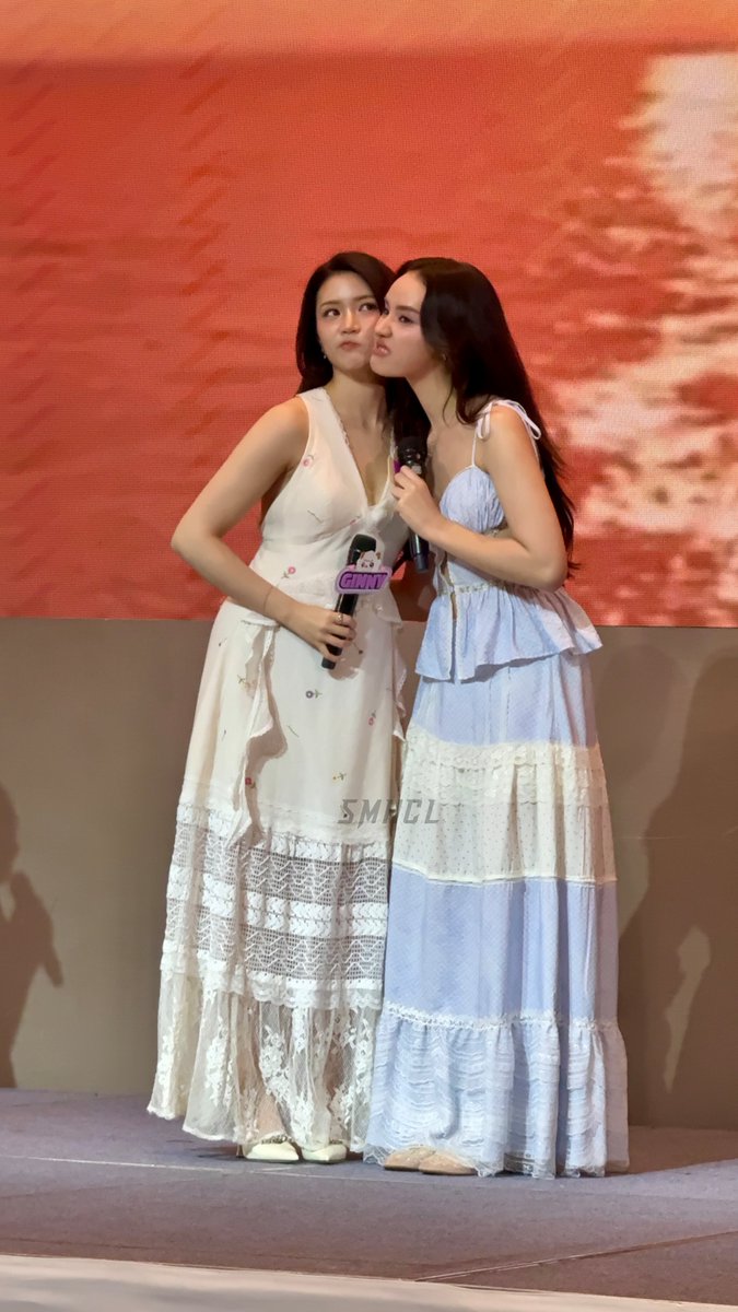 SMHCL0310's tweet photo. ทำไมทำหน้าแบบนั้นล่ะ 😆

GINJAY FIRST TH FANSIGN  

#FirstFansignGINJAY #EveryMomentwithGinnyJayna #GinJay #ginnynatnicha #aangelinaass #จินเจ #จินนี่เจน่า

@ginnynatnicha
@j_jayyna https://t.co/Cv72Y6rBZi