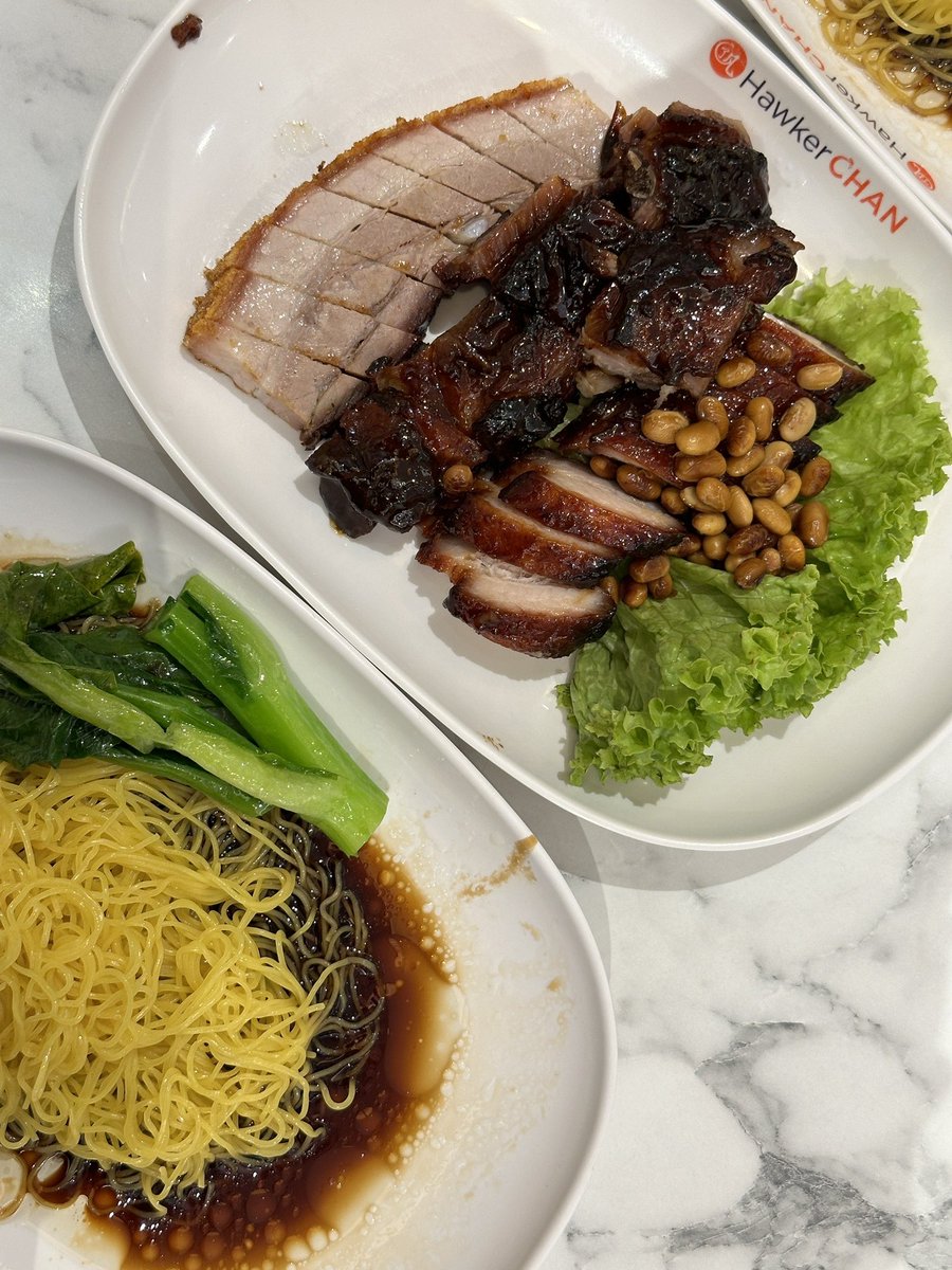 giraffe_hoo's tweet photo. เที่ยงนี้ขอเสิร์ฟบะหมี่หมูกรอบxหมูอบน้ำผึ้งแบบจัดเต็ม อร่อยมากกกกก ยืน 1 จากสิงคโปร์
#รีวิวสิงคโปร์ #ของกินสิงคโปร์ #hawkerchan https://t.co/fhSb9w5K8v