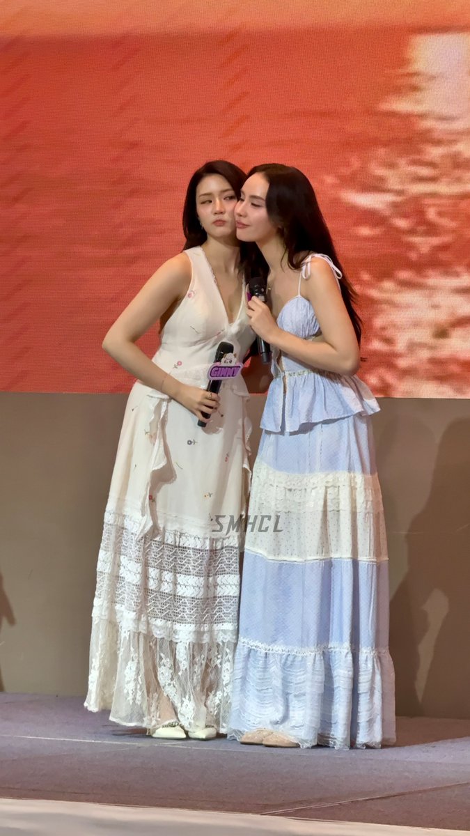 SMHCL0310's tweet photo. ทำไมทำหน้าแบบนั้นล่ะ 😆

GINJAY FIRST TH FANSIGN  

#FirstFansignGINJAY #EveryMomentwithGinnyJayna #GinJay #ginnynatnicha #aangelinaass #จินเจ #จินนี่เจน่า

@ginnynatnicha
@j_jayyna https://t.co/Cv72Y6rBZi