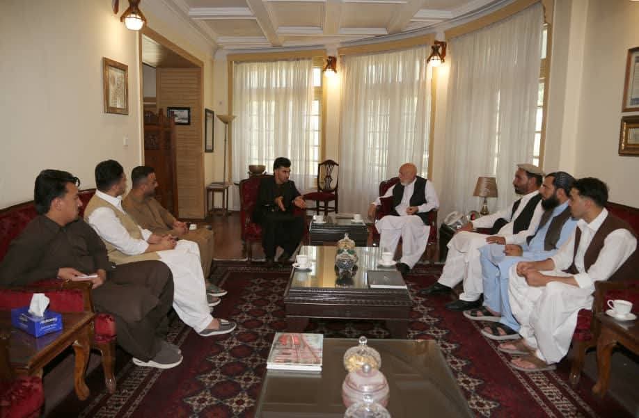 GhazikhanH's tweet photo. د کرکيټ بورډ مستقيله اداره د همدې سړي له برکته ده🙏
د کرکيټ بورډ مسؤلين او ملي اتلان بايد د پخواني ولس مشر حامد کرزي ډېر زيات قدردانی وکړي!
نن د هیواد پخوانی ریس جمهور سره
ښاغلي رحمنالله ګربز ورته د خپل نوي RG برانډ د پرفیوم سیټ دالی کړ
#hamid #Karzai
#Gurbaz https://t.co/QeozarN94C