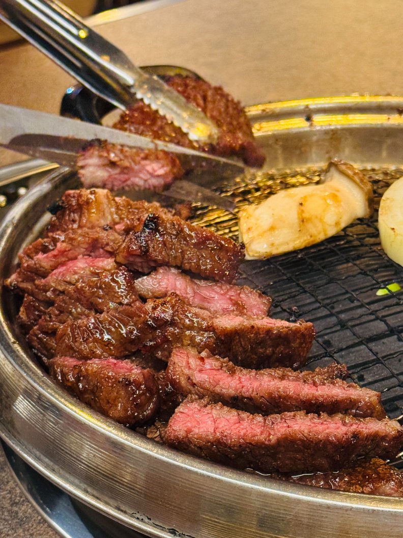 Serena8moa's tweet photo. 싱가포르에서 진짜 정통 감자탕을 맛봤어요. 국물이 진한 뼈 육수 맛이고 살짝 매콤하면서 깻가루 향이 은은하게 나요
게다가 이 가게 직원 서비스가 정말 세심해요. 처음부터 끝까지 옆에서 고기 구워줘서 제가 직접 힘들게 구울 필요 없었어요 https://t.co/EwSWybKrVZ