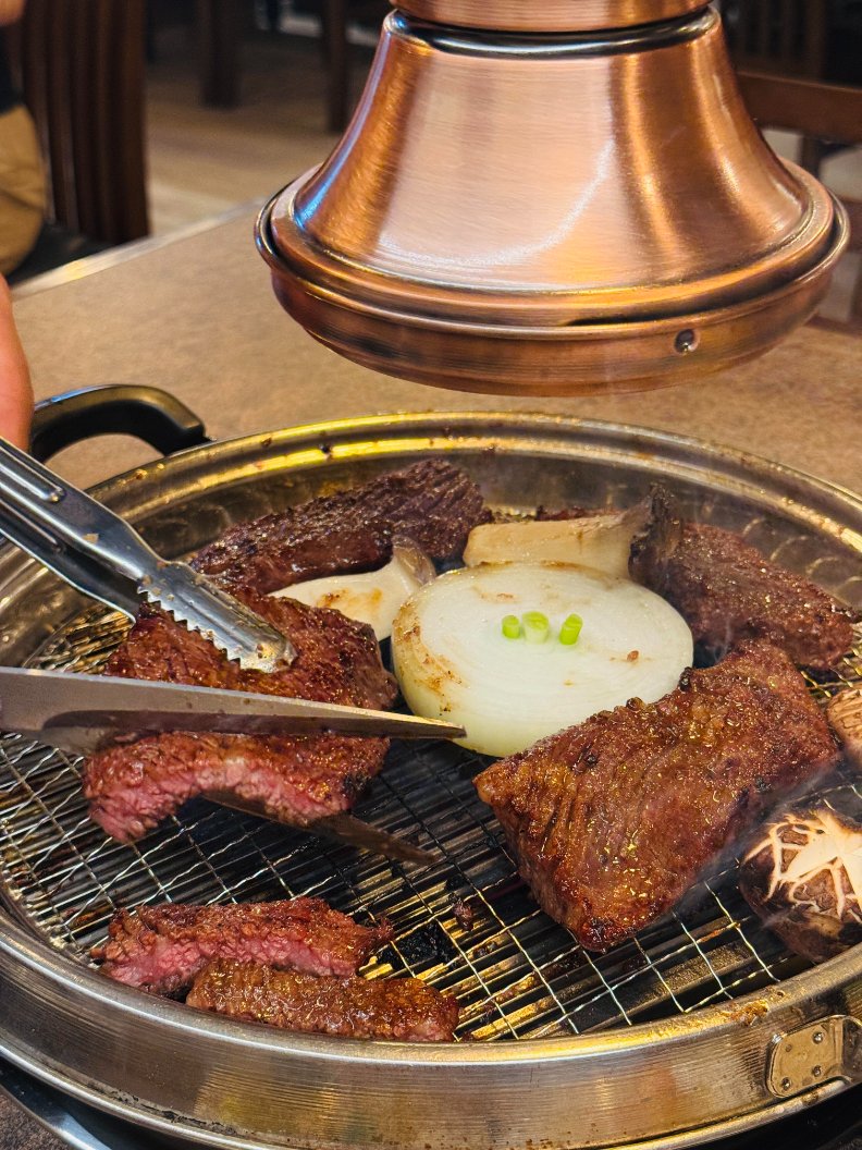 Serena8moa's tweet photo. 싱가포르에서 진짜 정통 감자탕을 맛봤어요. 국물이 진한 뼈 육수 맛이고 살짝 매콤하면서 깻가루 향이 은은하게 나요
게다가 이 가게 직원 서비스가 정말 세심해요. 처음부터 끝까지 옆에서 고기 구워줘서 제가 직접 힘들게 구울 필요 없었어요 https://t.co/EwSWybKrVZ