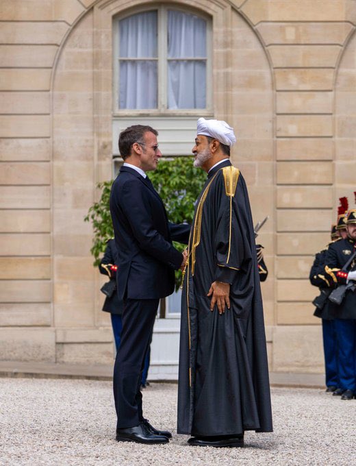 N25Abdullah25's tweet photo. في أقل من 48 ساعة تجلّت قدرة القائد على أن يحمل عُمان بكل أبعادها: سياسةً واقتصادًا وثقافةً وحضورًا إنسانيًا يستحضرها بعمق ويربطها باتزان مخاطبا العالم بثقة وثبات

 وسأقدم هذه الملفات المتتالية تباعا:

◾️أبرز الملفات السياسة والأوضاع الدولية: 

▫️التأكيد على إعادة فتح مضيق هرمز وضمان المرور البحري دون قيود.

▫️الالتزام بقواعد القانون الدولي

▫️أكد جلالة السلطان والرئيس الفرنسي أهمية دعم خفض التصعيد الإقليمي ومنع النزاعات ومكافحة جميع أشكال الإرهاب وانتشار أسلحة الدمار الشامل

▫️فرنسا تثمن دور عُمان في الملف النووي ومضيق هرمز

▫️دعم الدبلوماسية لاستعادة الاستقرار، والترحيب بمسار التفاوض الأمريكي–الإيراني

يتبع ⬅️الاقتصاد .. 

#السلطان_هيثم_في_فرنسا