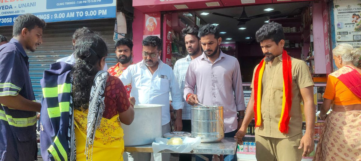 PalaniAnnanagar's tweet photo. தமிழக வெற்றிக் கழகம்
பிறப்பொக்கும் எல்லா உயிர்க்கும்!

மாண்புமிகு தமிழ்நாடு முதலமைச்சர் அண்ணன் திரு. ச. ஜோசப் விஜய்  அவர்களின் அறிவுறுத்தலின்படி, 

மாண்புமிகு ஊரக வளர்ச்சி மற்றும் நீர்வளத்துறை அமைச்சர் அண்ணன் திரு. என். ஆனந்த் அவர்களின் ஆணைக்கிணங்க,

சென்னை மத்தியம் மேற்கு மாவட்டம் - மாவட்ட கழக செயலாளர் அன்பு அண்ணன் திரு. அண்ணாநகர்
A.S. பழனி அவர்களின் தலைமையில்,

அண்ணாநகர் தொகுதி சட்டமன்ற உறுப்பினர் அண்ணன் V.K ராம் குமார்  அவர்களின் முன்னிலையில்,

அண்ணன் தளபதி விஜய் அவர்களின் விலையில்லா விருந்தகம் திட்டத்தின் கீழ் பொதுமக்களுக்கு காலை உணவு வழங்கப்பட்டது.

⏳நாள்: 111

📍இடம்: சென்னை மத்தியம் மேற்கு மாவட்டம் தலைமை அலுவலகம் (அண்ணா ஆர்ச் அருகில்), (அண்ணாநகர் தொகுதி)

⏱️தேதி : 30/06/2026

📅கிழமை : செவ்வாய்க்கிழமை

🎁பங்களிப்பாளர்: 
சென்னை மத்தியம் மேற்கு மாவட்டம் நிர்வாகிகள் சார்பாக.

எல்லா_புகழும்_தளபதிக்கே !

என்றும் தளபதி வழியில்,

அண்ணாநகர் A.S. பழனி
மாவட்ட கழக செயலாளர் 
சென்னை மத்தியம் மேற்கு மாவட்டம் 
தமிழக வெற்றிக் கழகம்

#CMJosephVijay #cmvijay #tvkvijay #annanagaraspalani #vkramkumarforannanagar