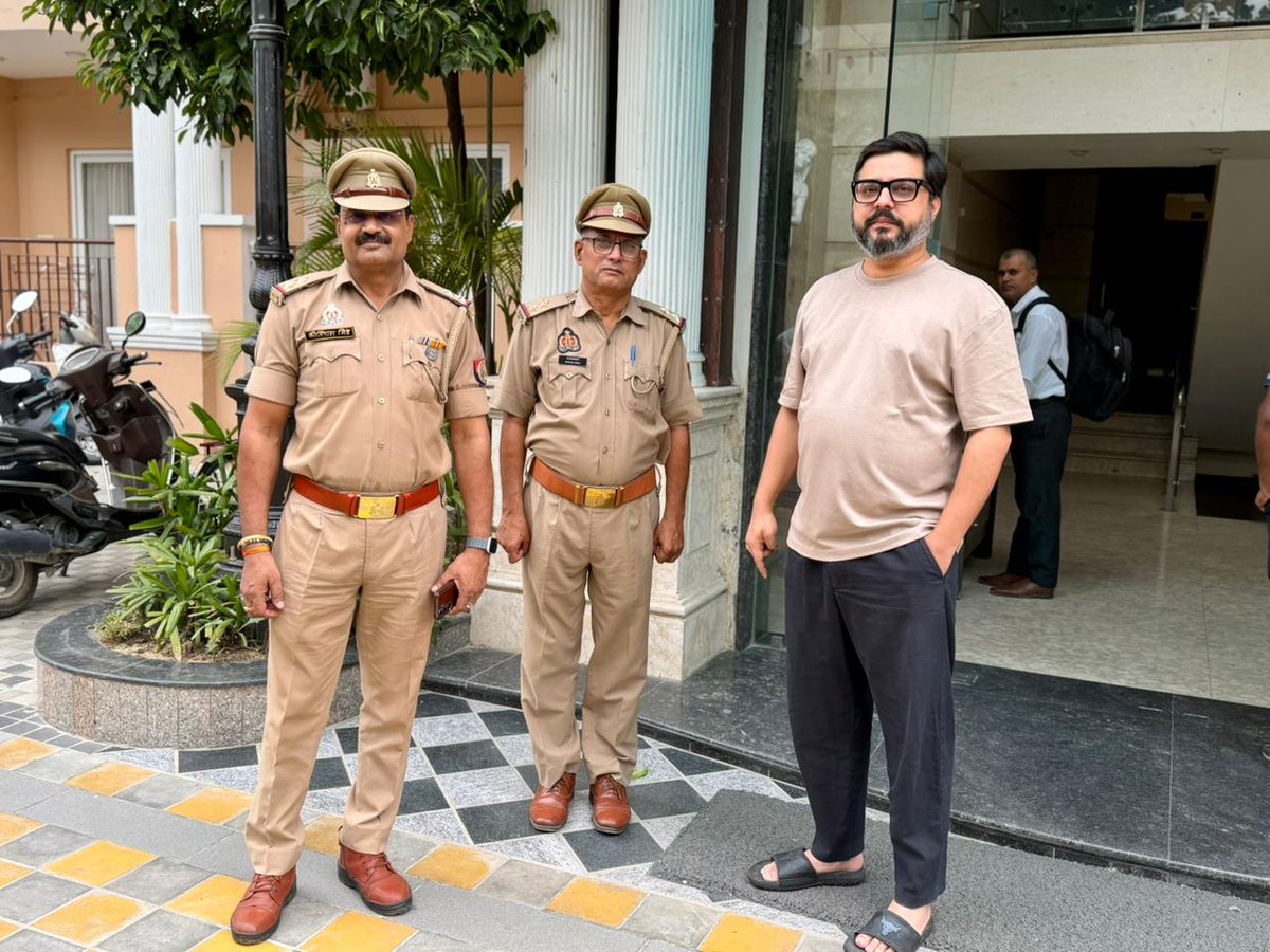 tanujpuniaINC's tweet photo. उत्तर प्रदेश कांग्रेस कमेटी का एक प्रतिनिधिमंडल माननीय प्रदेश अध्यक्ष श्री अजय राय जी के नेतृत्व में आज मर्यादा पुरुषोत्तम प्रभु श्री राम के दर्शन-पूजन हेतु अयोध्या जाने वाला था।

यह कार्यक्रम पूर्व निर्धारित था, लेकिन उत्तर प्रदेश सरकार की पुलिस द्वारा मुझे आज लखनऊ स्थित आवास पर हाउस अरेस्ट कर दिया गया।

प्रभु श्री राम सबके हैं। उनके दर्शन-पूजन के लिए जाने से रोकना लोकतांत्रिक अधिकारों का हनन और सरकार की दमनकारी मानसिकता को दर्शाता है।

आस्था को रोकने की यह कार्रवाई अत्यंत दुर्भाग्यपूर्ण, निंदनीय और अस्वीकार्य है।