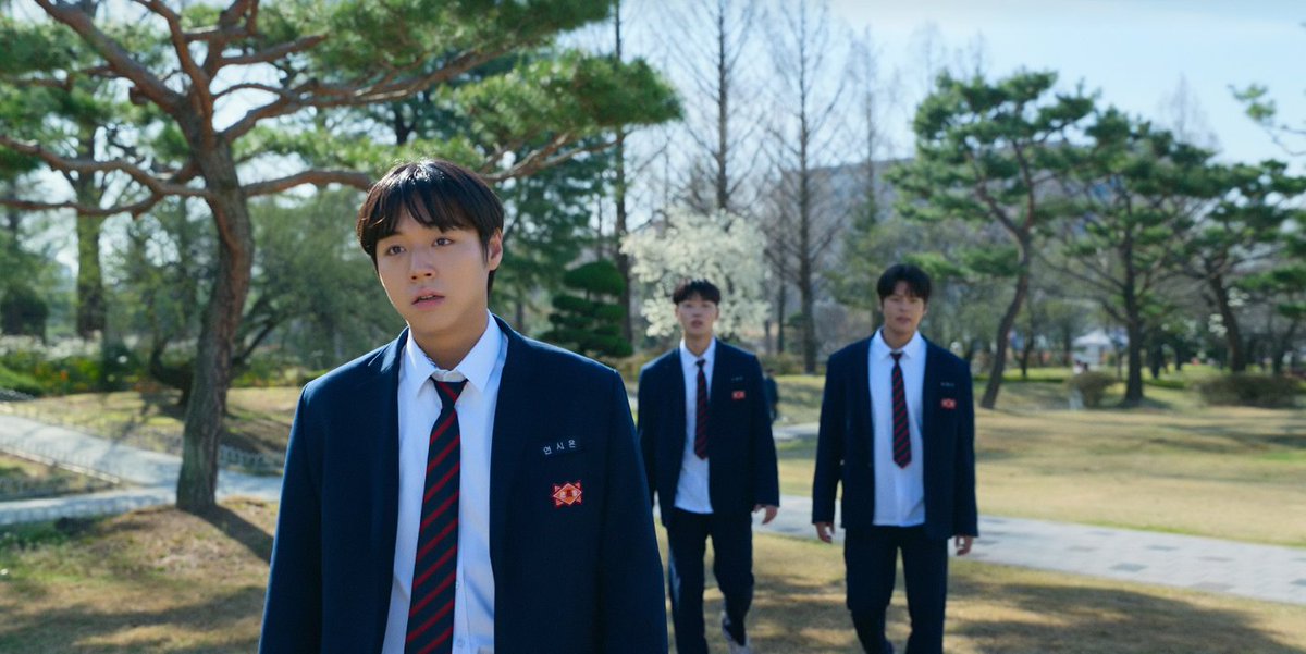__GIRA's tweet photo. 시즌2 마지막 장면 좋아하는 이유가 >배경마저 다 해서<이기도 한데.. 
 - 추운 겨울에도 소나무처럼 수호만을 기다린 연시은 
 - 계절을 지나 (친구를 여럿 사귈 만큼) 성숙해진 모습으로 
    화면 중앙의 봄 (꽃나무)으로부터 뛰어오는 연시은 
마침내 깨어나 하얀 꽃처럼 기다리고 있는 수호까지 https://t.co/d0pePZSyNO