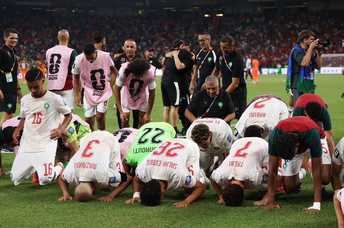 1MDAR1's tweet photo. 🇲🇦❤️ سجود منتخب المغرب بعد التأهل لدور الـ16 🤩 https://t.co/vdYP1lc7ZR