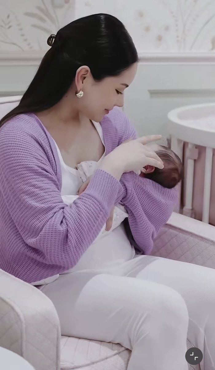 suggqst's tweet photo. Potret Alyssa Daguise, istri Al Ghazali dalam postingan terbaru instagramnya. 

Alyssa menulis "Finding my new rhythm as a mom 💜"

Tapi yang bikin salah fokus adalah dia kok cantik banget yaaa. 😭✨️💜 https://t.co/tYMMHn9BQK