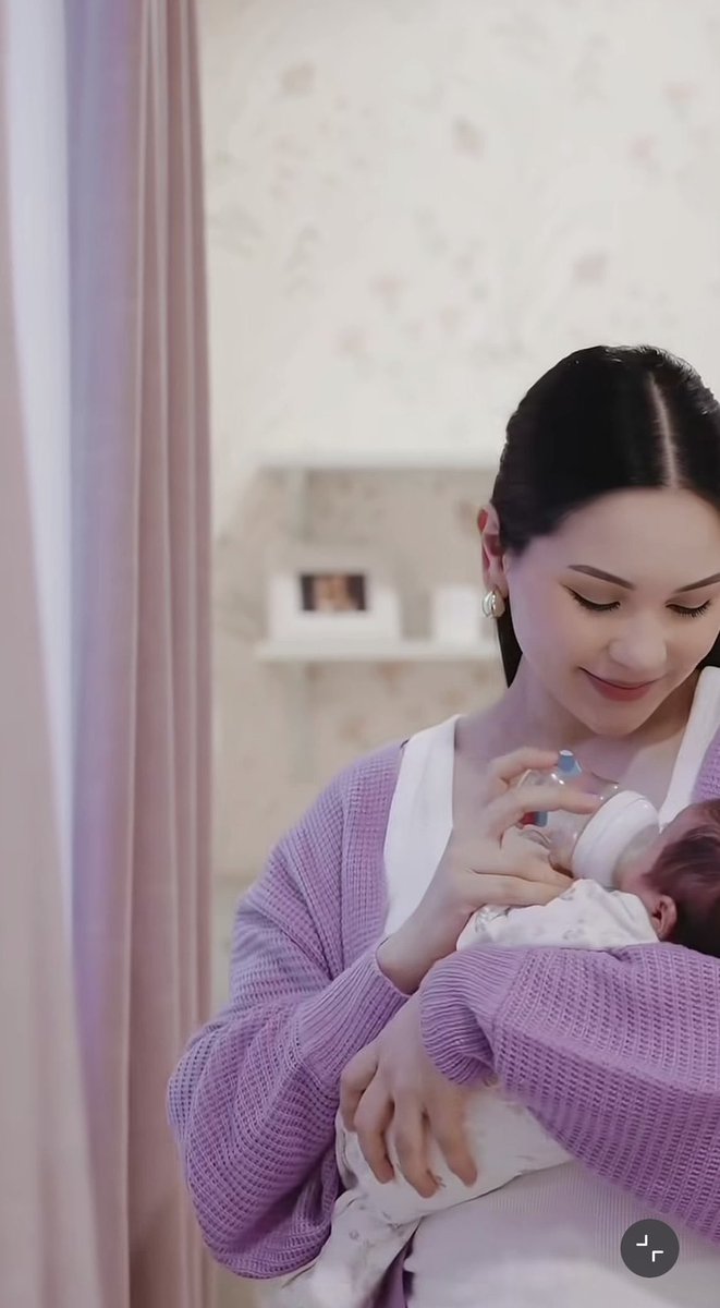 suggqst's tweet photo. Potret Alyssa Daguise, istri Al Ghazali dalam postingan terbaru instagramnya. 

Alyssa menulis "Finding my new rhythm as a mom 💜"

Tapi yang bikin salah fokus adalah dia kok cantik banget yaaa. 😭✨️💜 https://t.co/tYMMHn9BQK