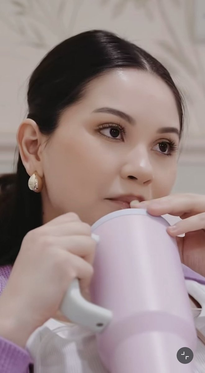 suggqst's tweet photo. Potret Alyssa Daguise, istri Al Ghazali dalam postingan terbaru instagramnya. 

Alyssa menulis "Finding my new rhythm as a mom 💜"

Tapi yang bikin salah fokus adalah dia kok cantik banget yaaa. 😭✨️💜 https://t.co/tYMMHn9BQK